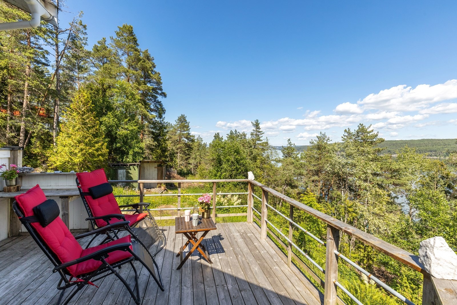 Stor terrasse med god plass til diverse møblement. Galleribilde