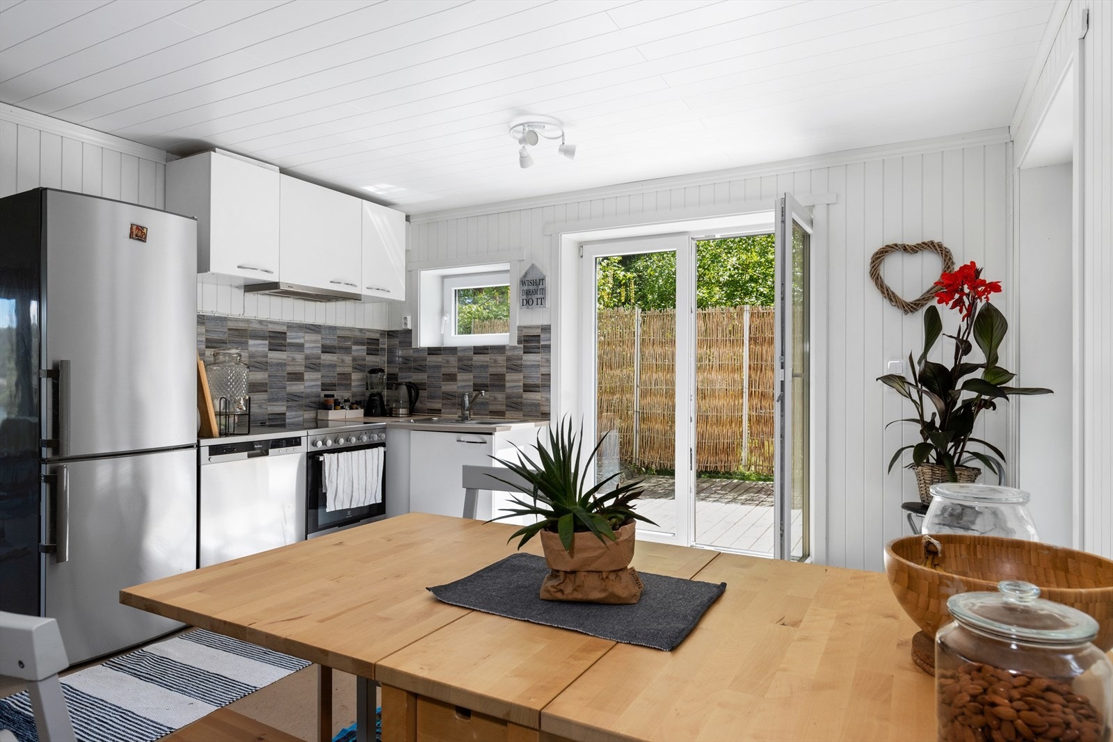 Godt med skuffe- og oppbevaringsplass på kjøkkenet. Galleribilde