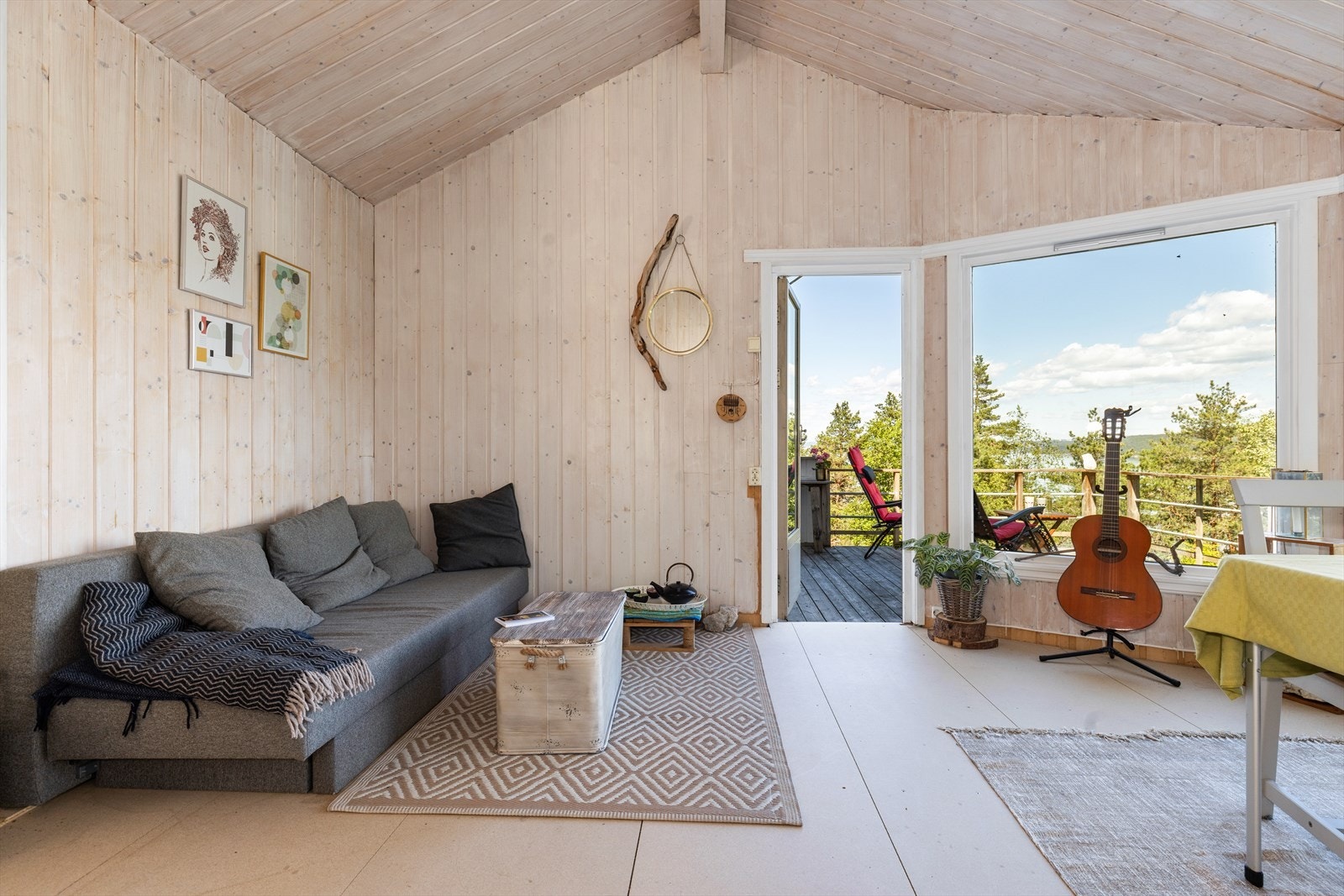 Utgang til terrasse som fungerer som en forlengelse av stuen i sommerhalvåret. Galleribilde