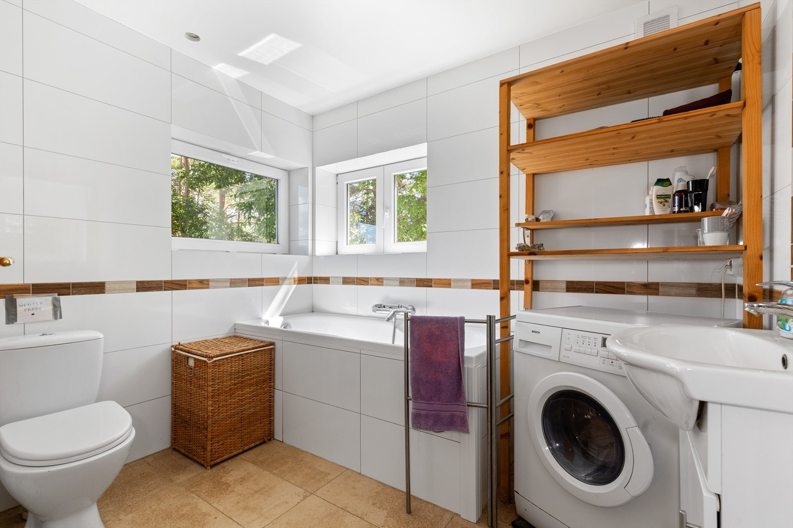 Badet har opplegg til blant annet vaskemaskin. Galleribilde