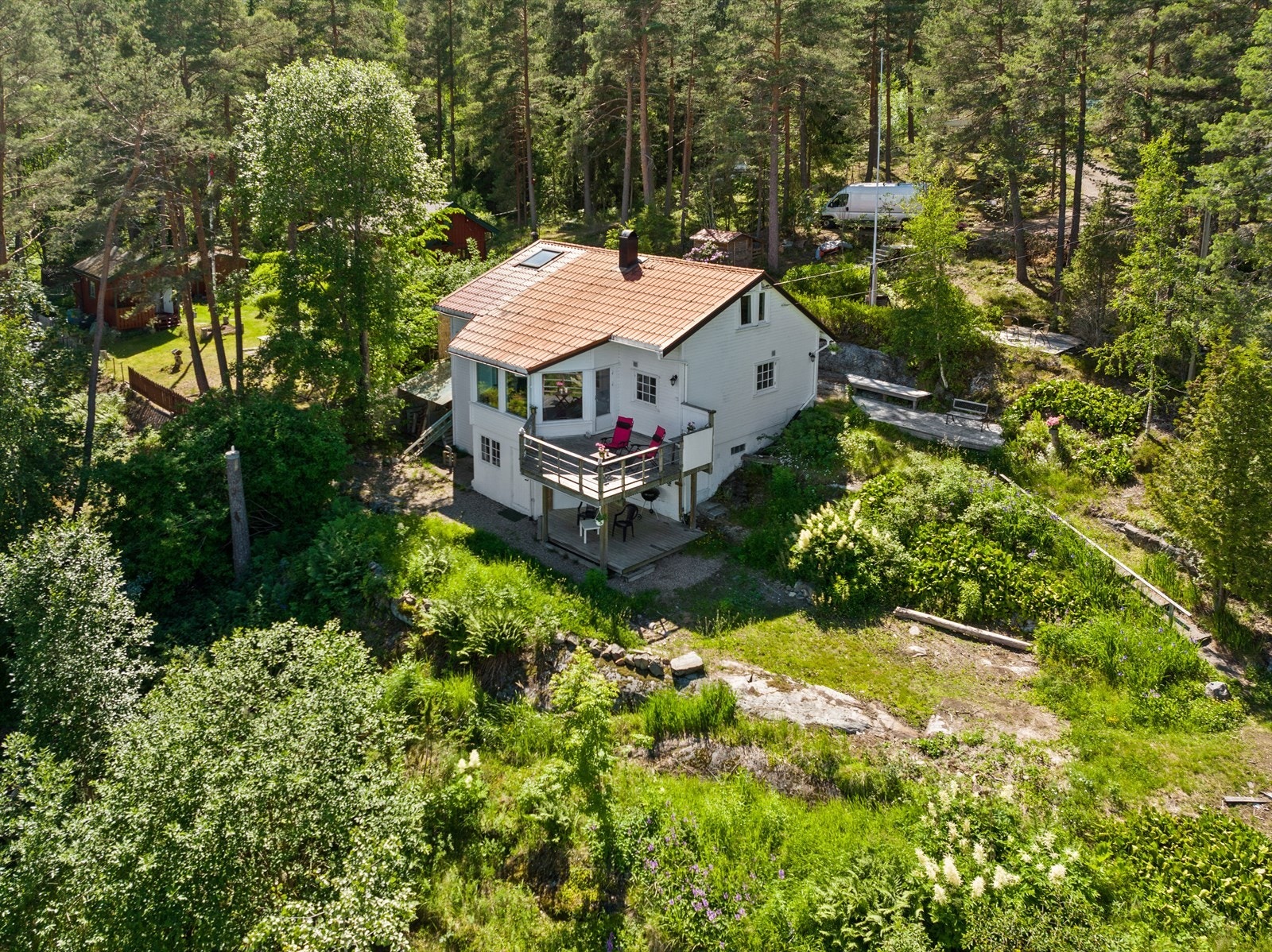 Flott og frodig tomt beliggende i vakre omgivelser. Galleribilde