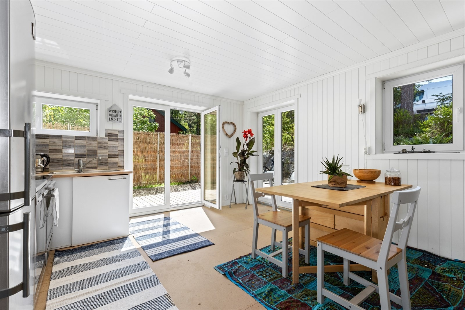 Plass til spisebord også i boligens kjøkken. Galleribilde