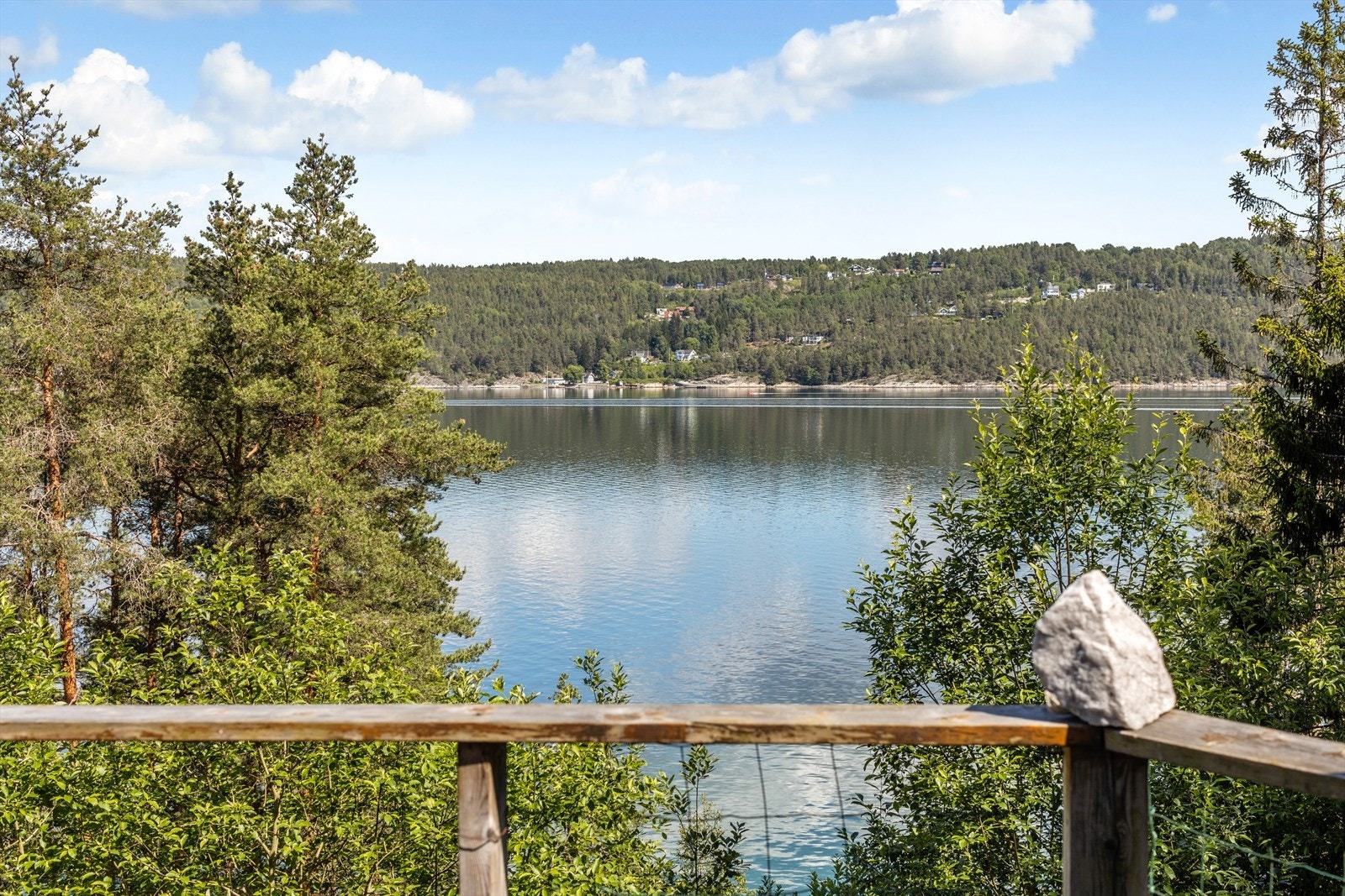 Meget hyggelig utsikt fra eiendommen. Galleribilde
