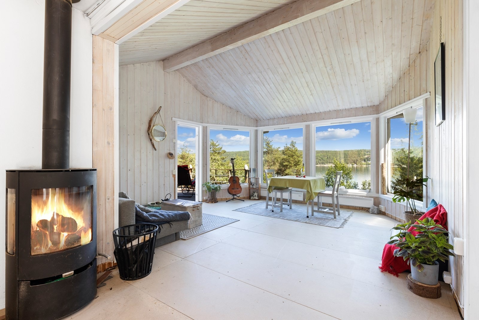 Generøs takhøyde i boligens stue. Galleribilde