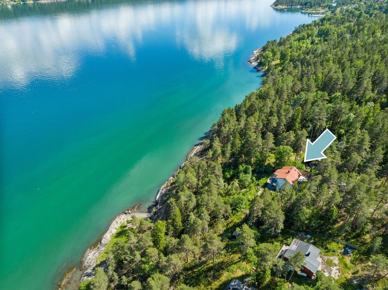 Eiendommen er markert med en grønn pil. Galleribilde