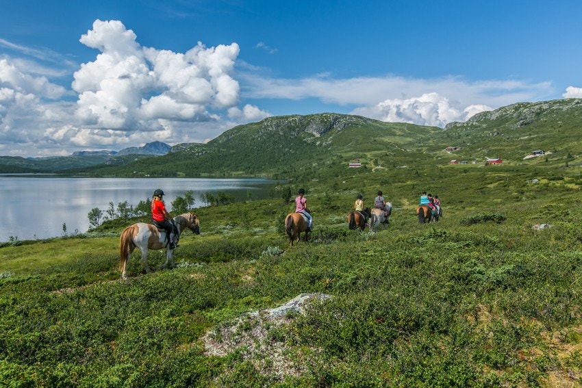 Ridetur i fjellet er idyll (bilde brukes med tillatelse av beitostølen.com) Galleribilde