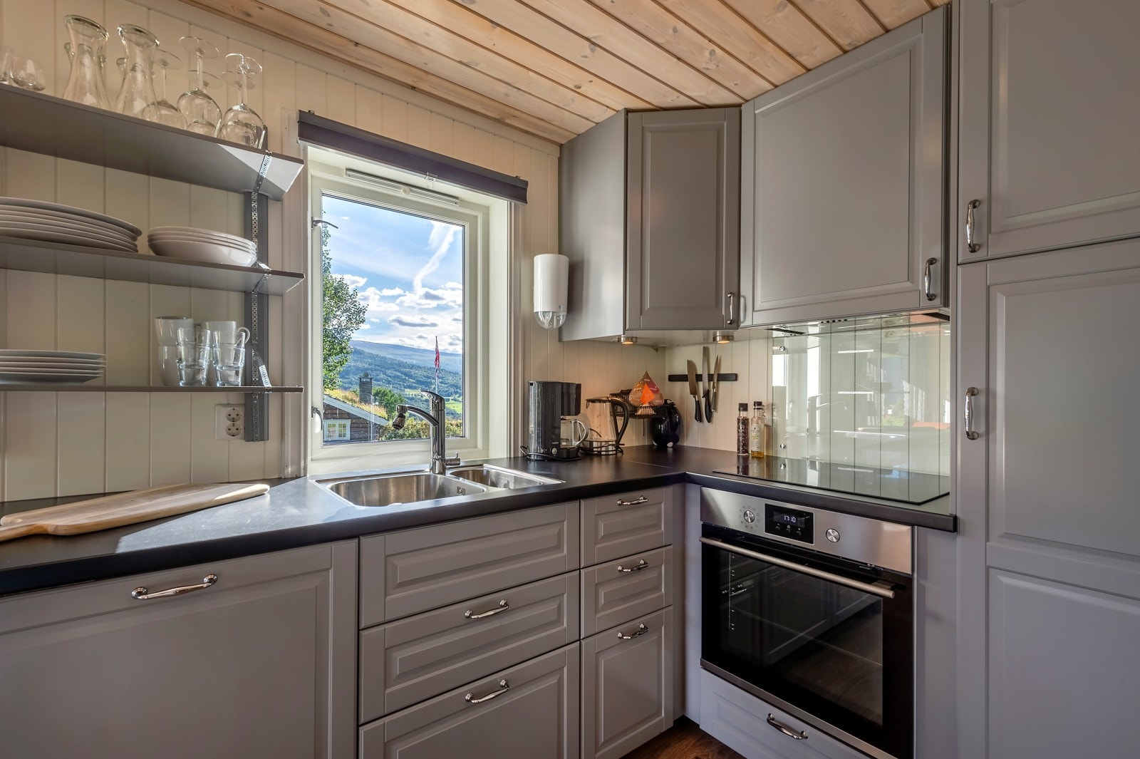 Pen kjøkkeninnredning med integrerte hvitevarer Galleribilde