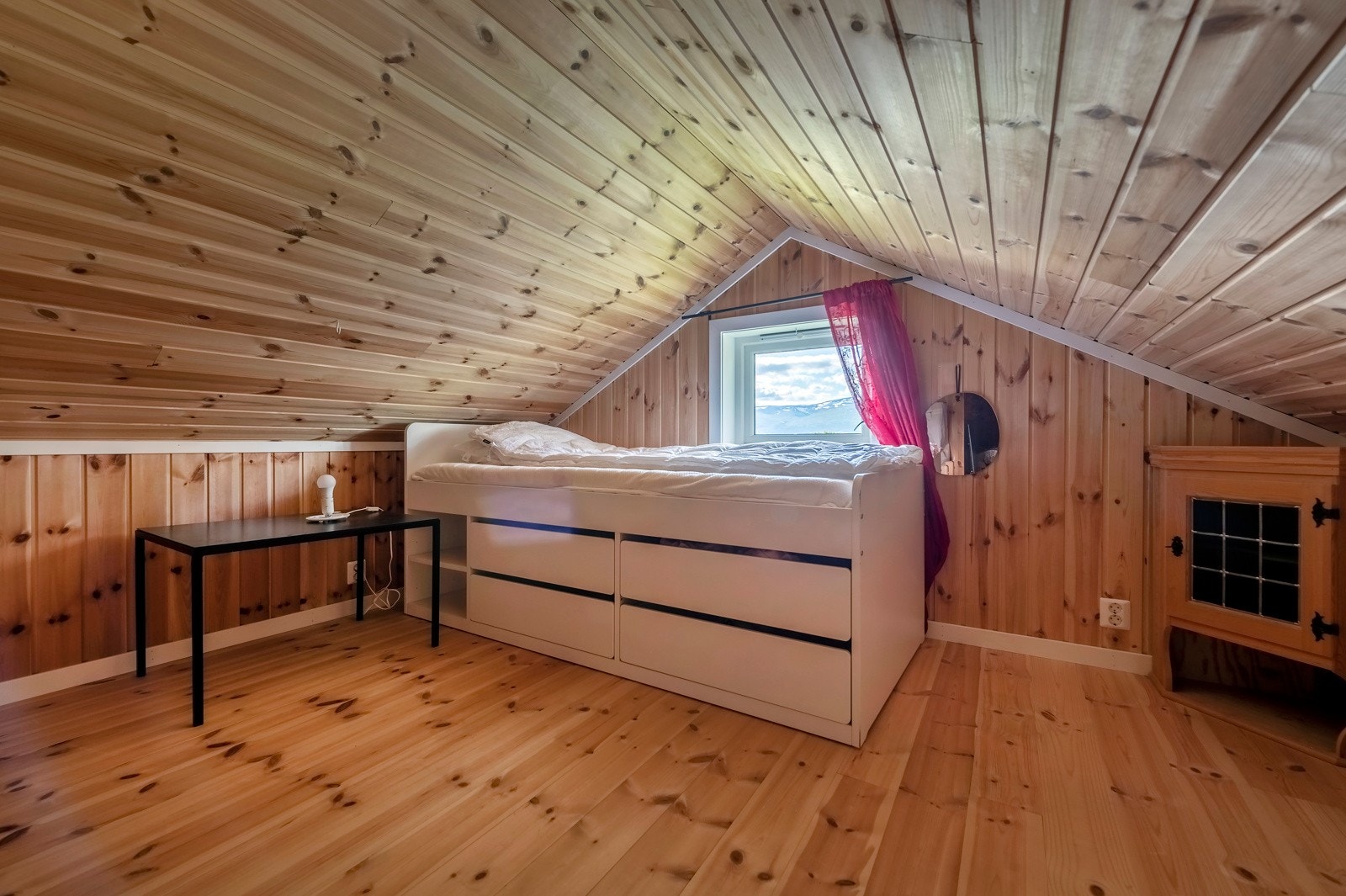 Hems over deler av hytta - Innredet med ekstra sengeplasser Galleribilde