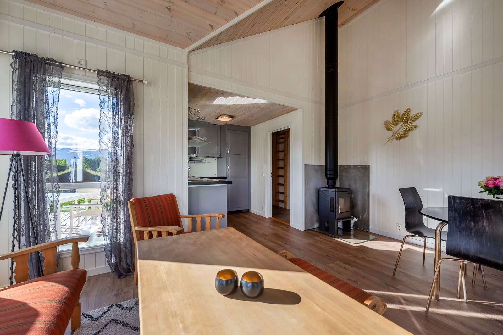 Storhornet skimtes gjennom vinduet mot vest Galleribilde