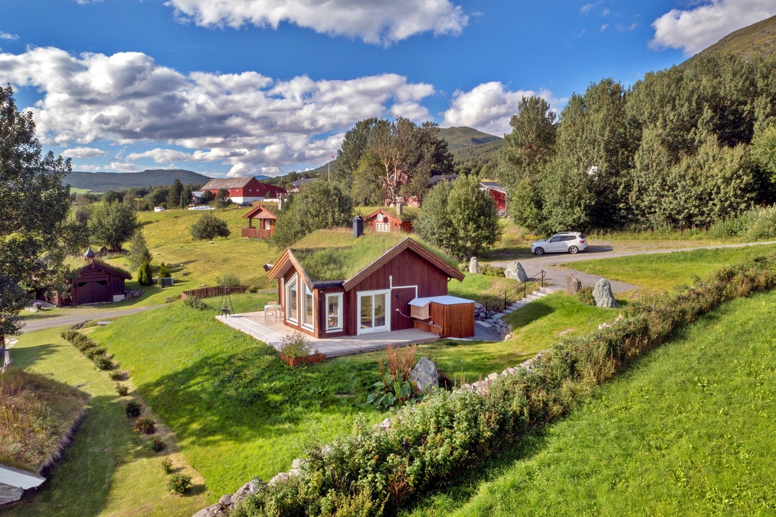 Eiendommen har panorama fra øst til vest og lang solgang Galleribilde