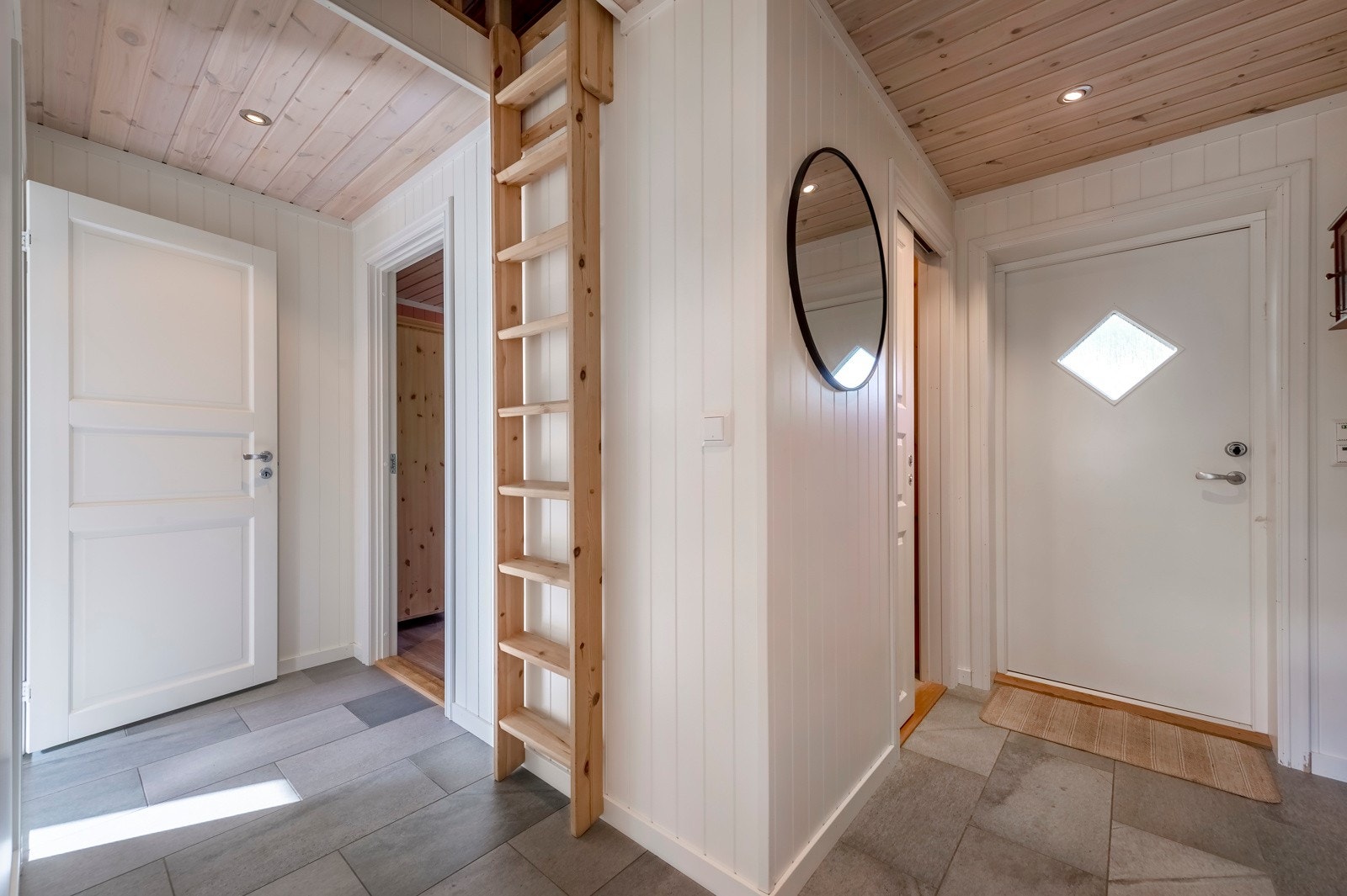 Velkommen inn! Entréen har flislagt gulv med varmekabler - Herfra når en alle hyttas rom inkl. hemsen Galleribilde