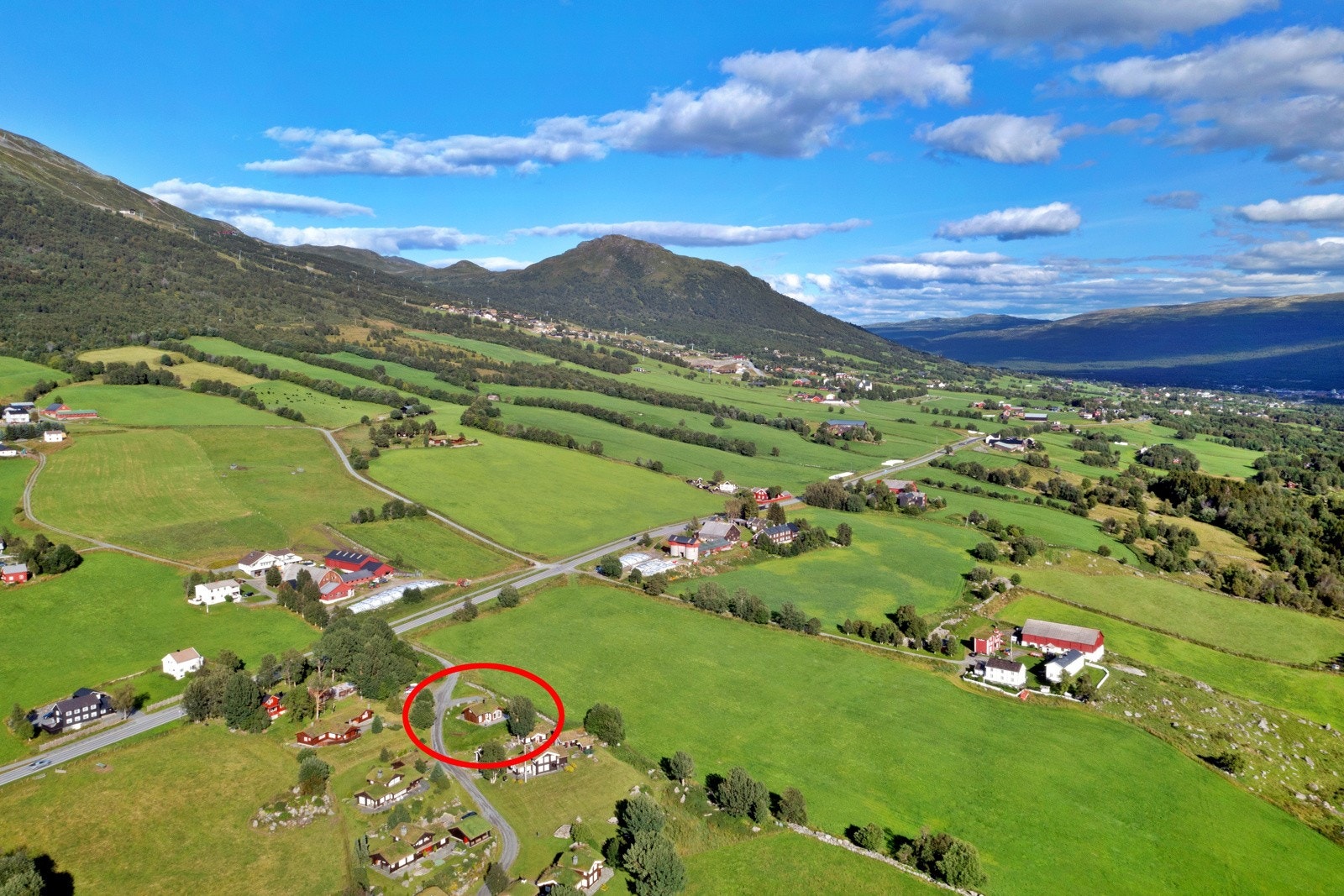 Oversiktsbilde mot øst med Skjørstadhovden midt i bildet i bakgrunnen Galleribilde