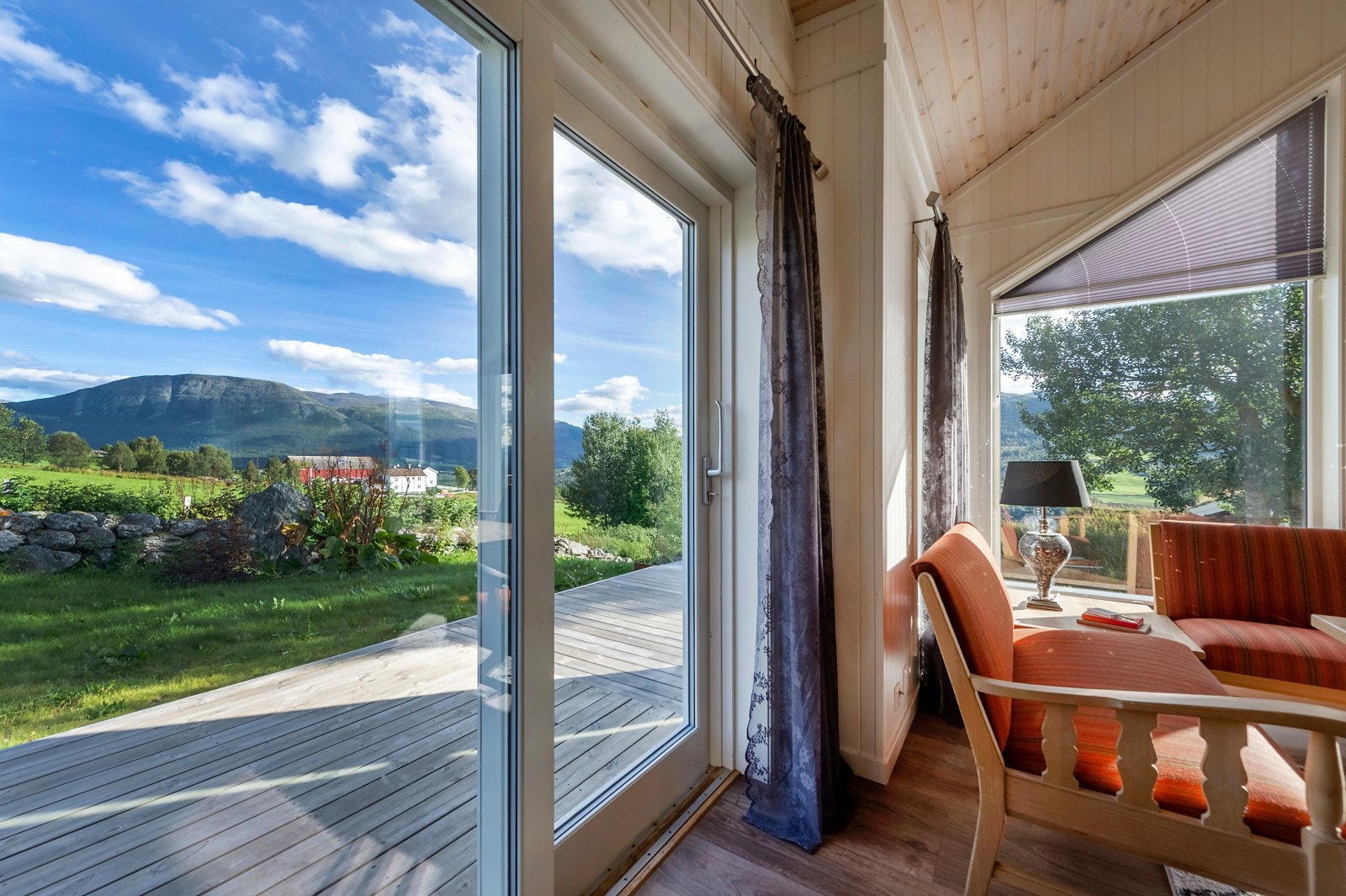 Utgang til terrasse langs to sider av hytta - Her får en sola tidlig og har den lenge Galleribilde