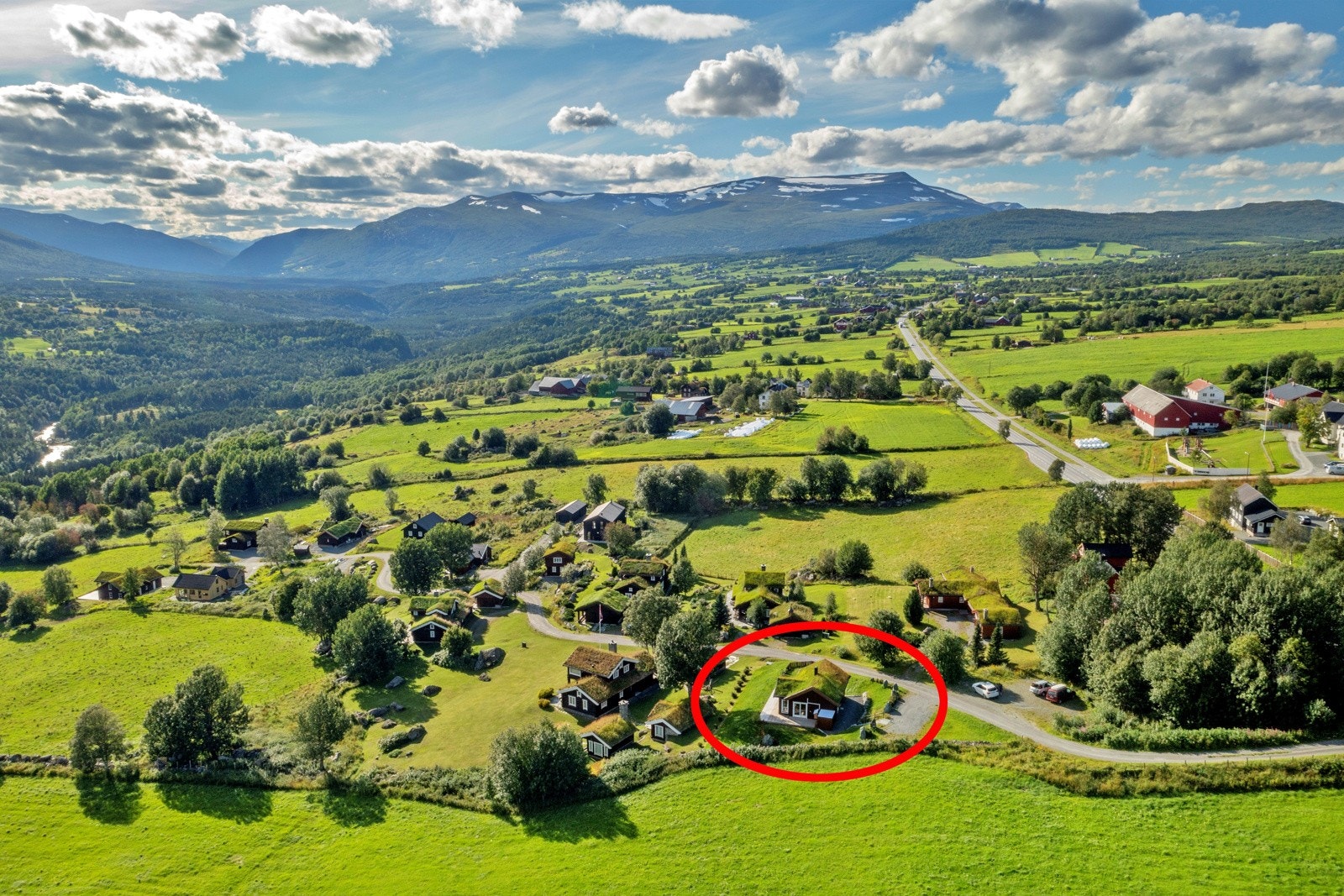 Oversiktsbilde mot vest med Storhornet i bakgrunnen Galleribilde