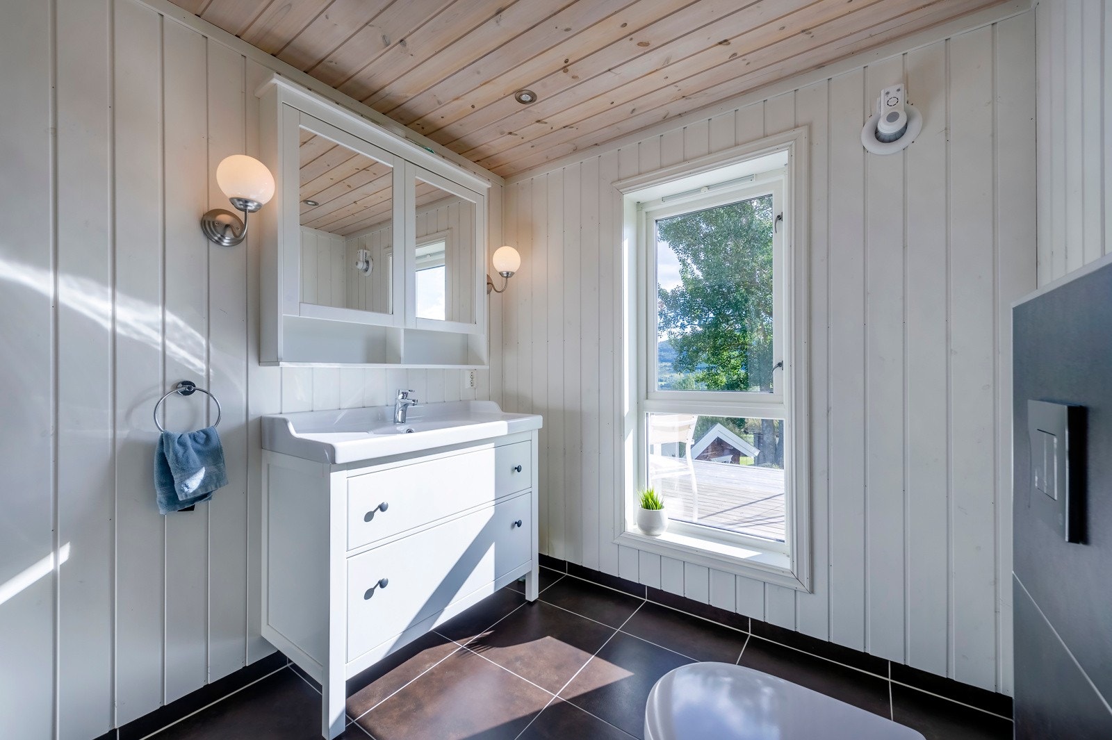 Badet har flislagt gulv med varmekabler Galleribilde