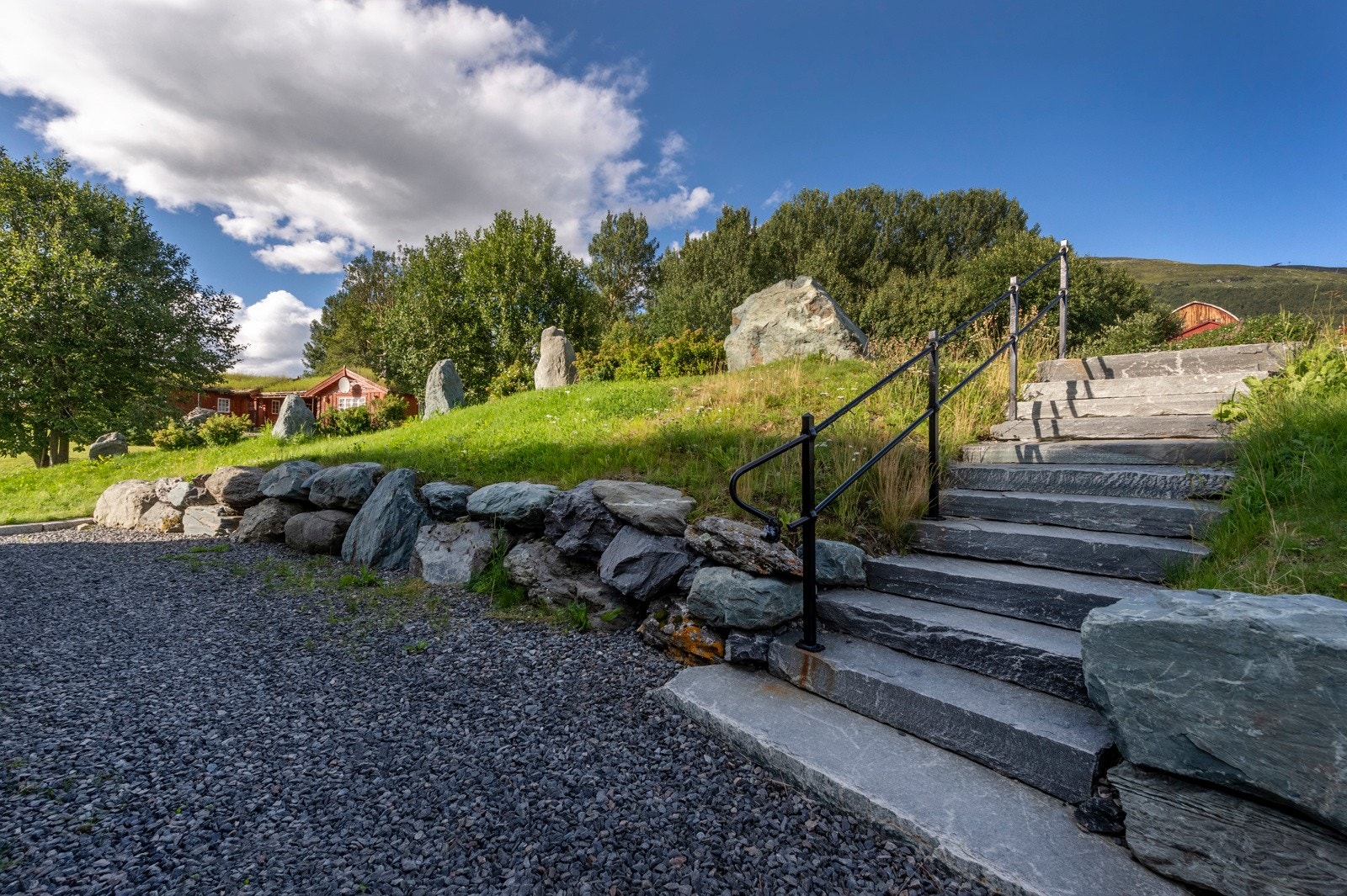 Tomten er terrassert på to nivå der hytta ligger på nedre del Galleribilde