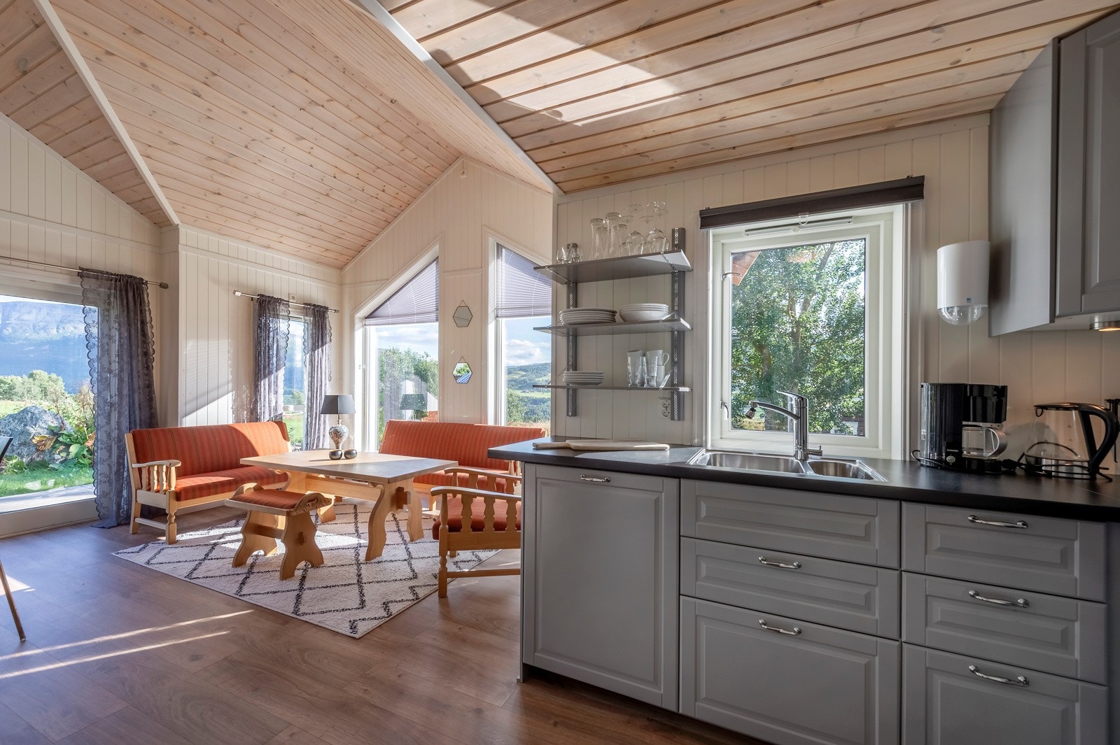 Fra entréen kommer en inn i stua via kjøkkenet Galleribilde