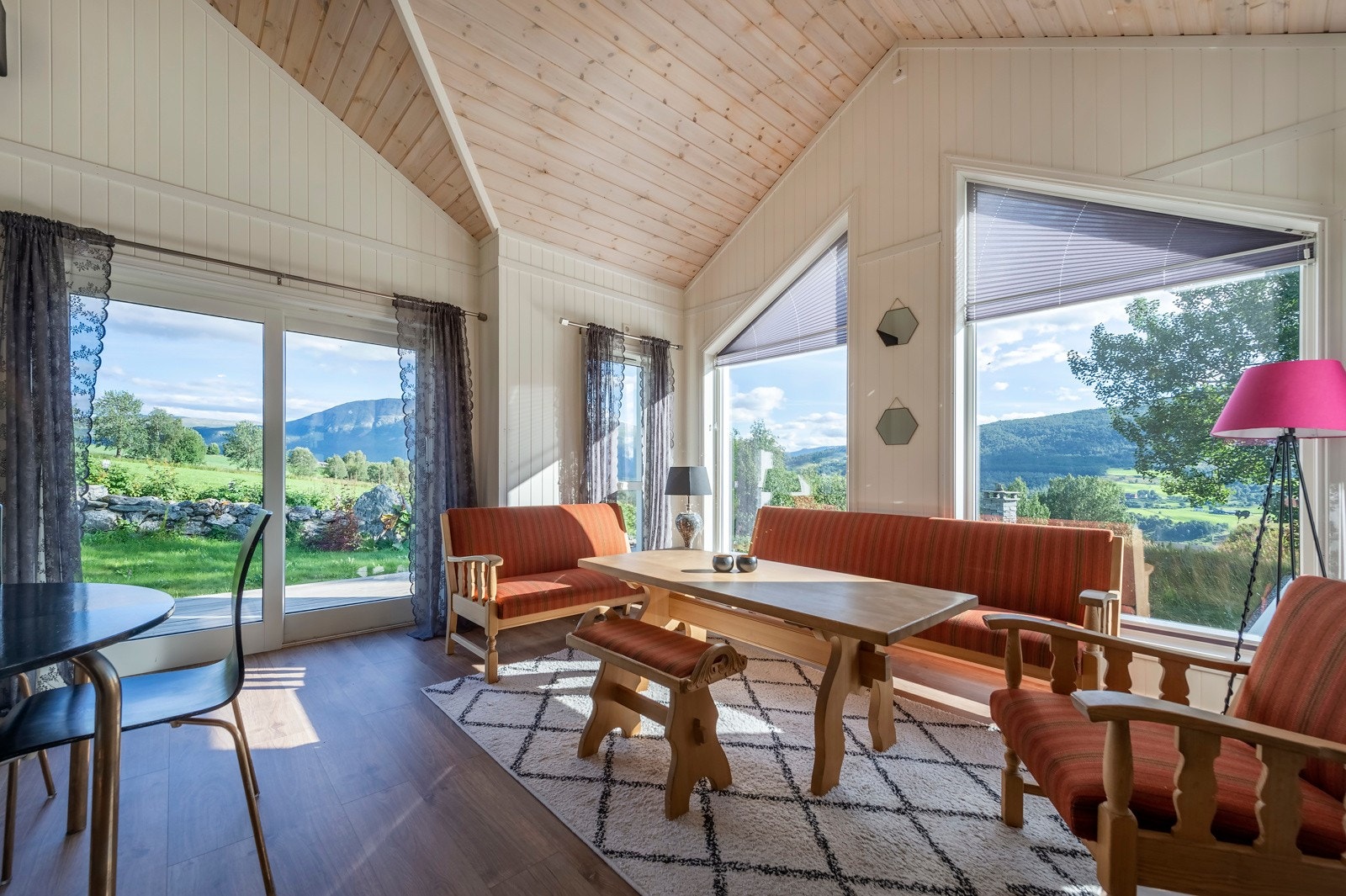 Stua har mønt himling og store vindusflater Galleribilde