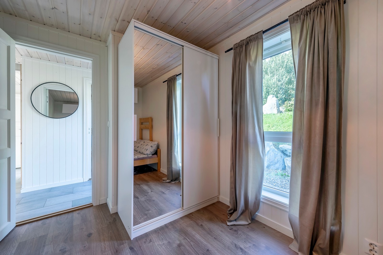 Det største soverommet har skyvedørsgarderobe Galleribilde