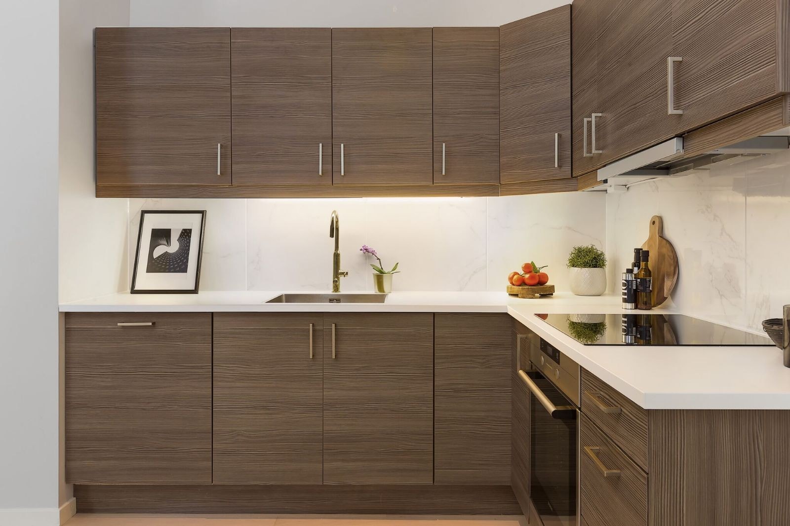 Pent kjøkken med integrerte hvitevarer Galleribilde