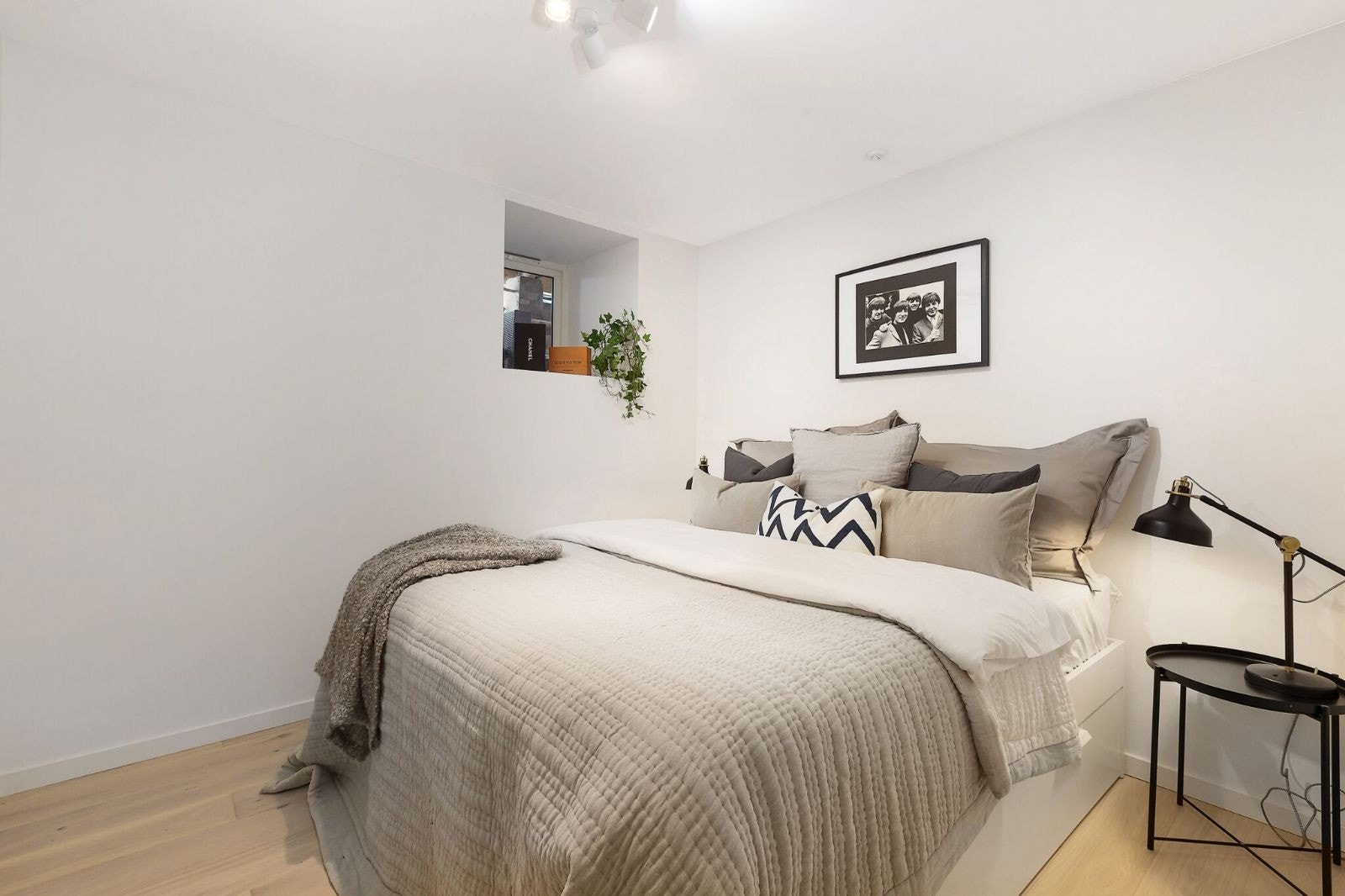 Soverom med walk-in-closet Galleribilde