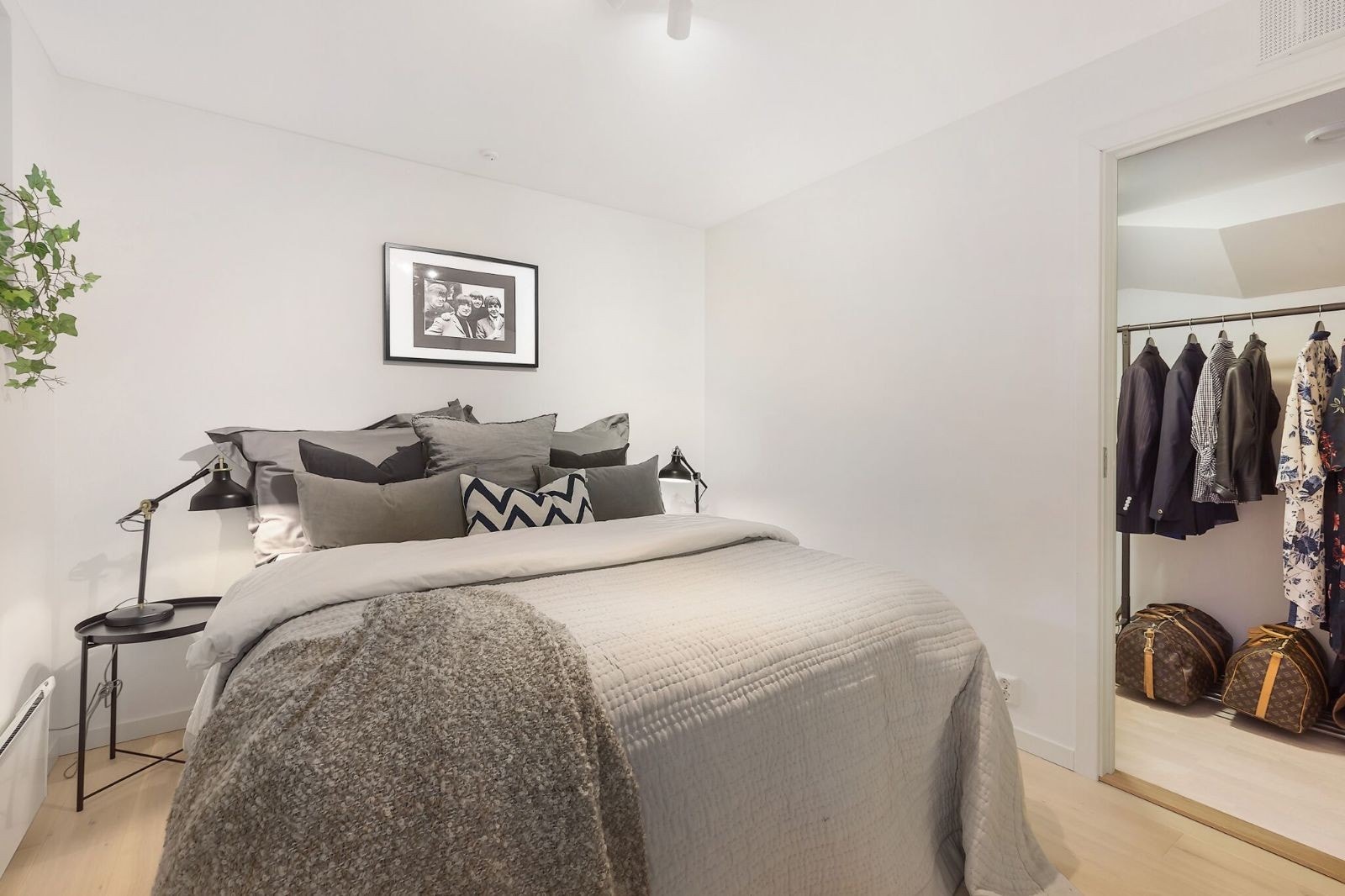 Soverom med walk-in-closet Galleribilde