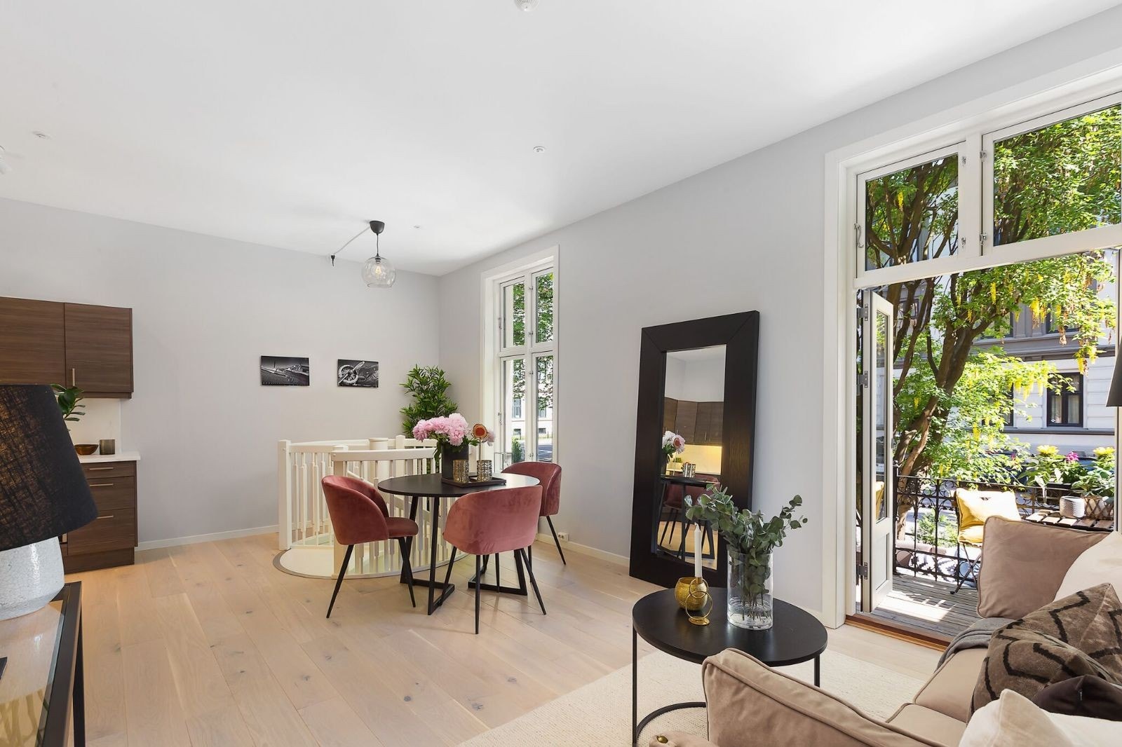 Romslig stue med utgang til terrasse og hage Galleribilde