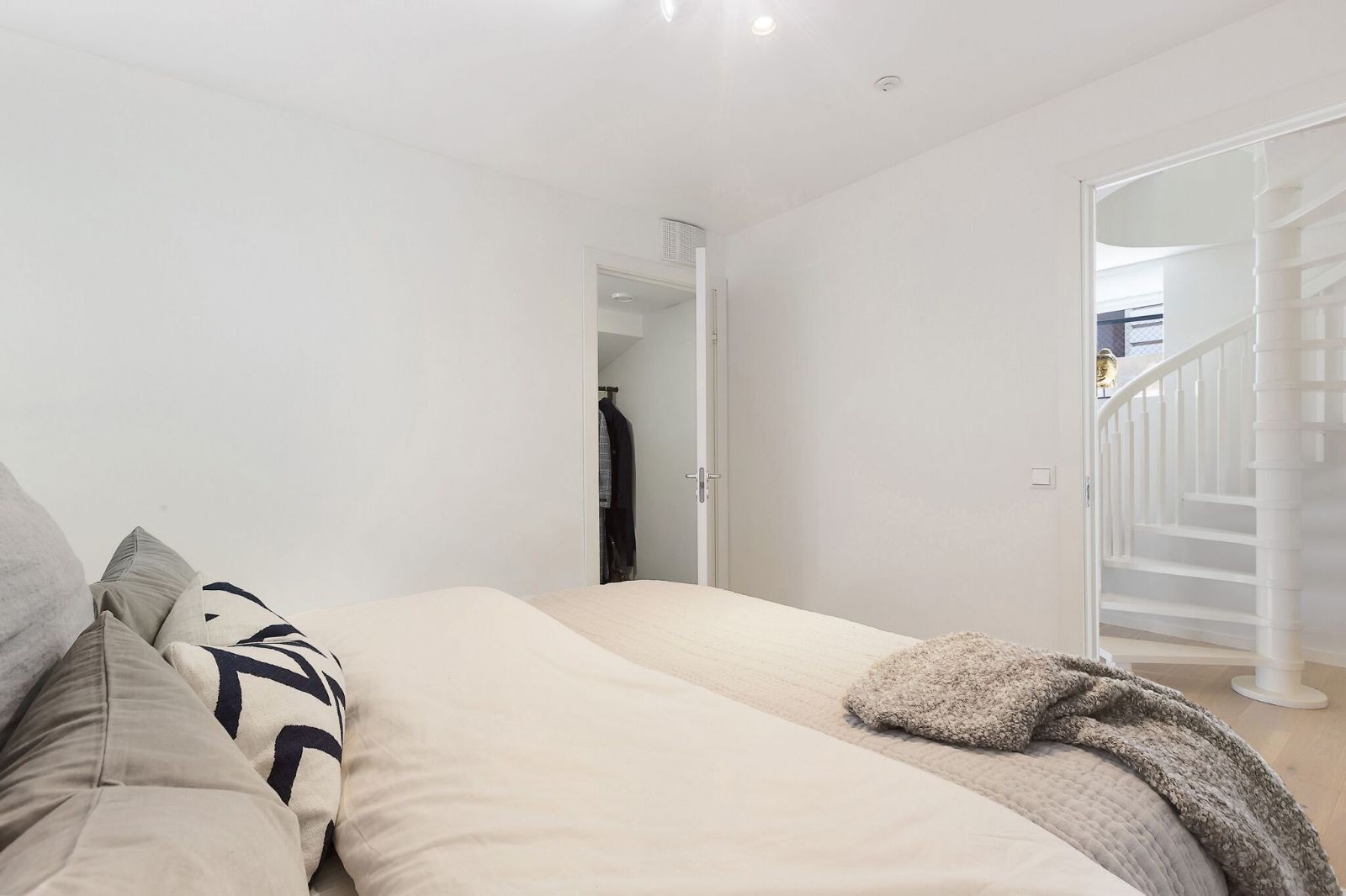 Soverom med walk-in-closet Galleribilde