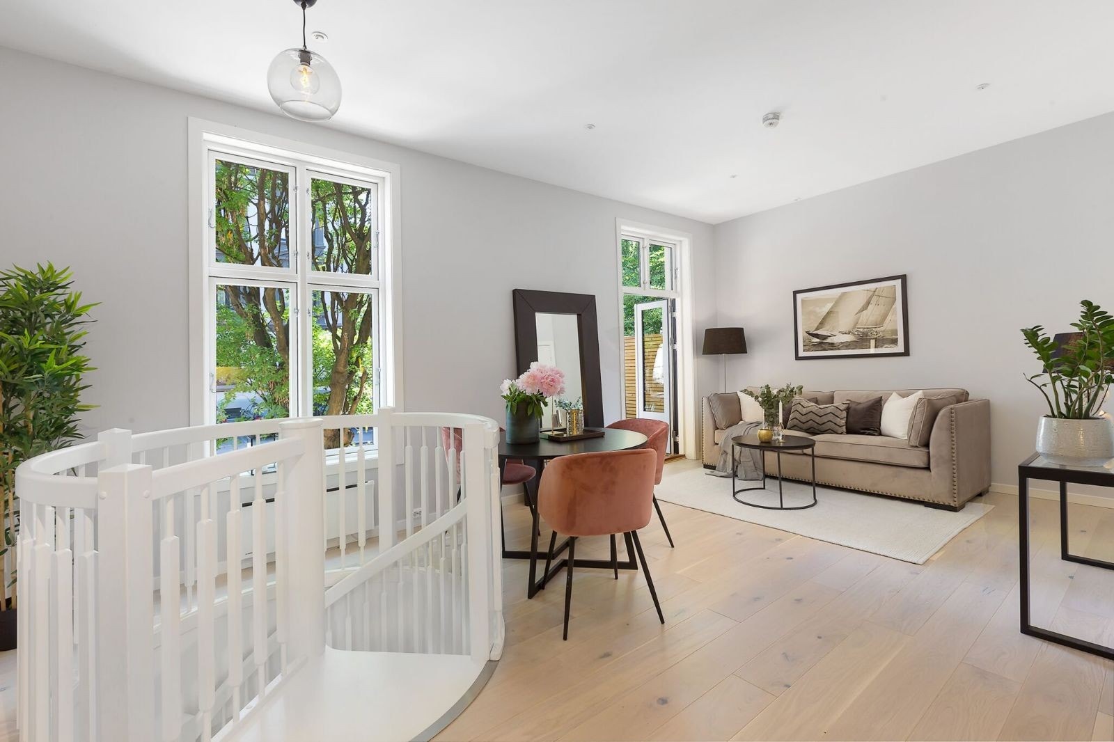 Stue med plass til spisebord og sofagruppe Galleribilde