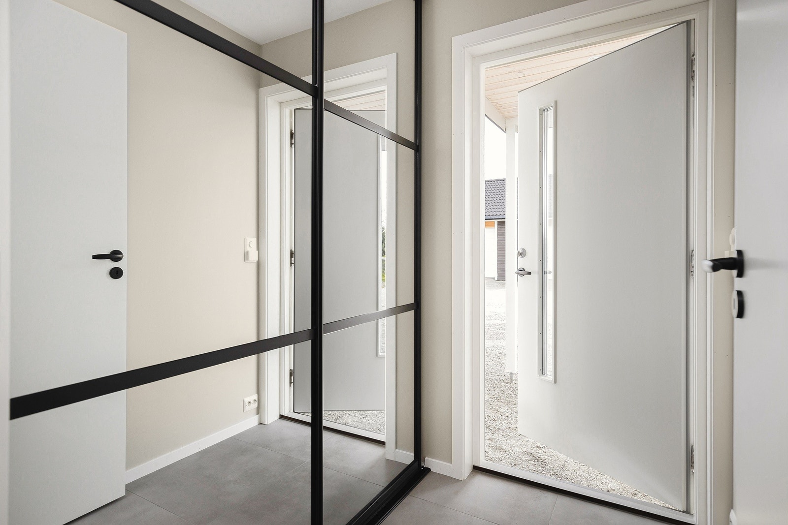 Flislagt entré med gulvvarme. Moderne skyvedørsgarderobe Galleribilde