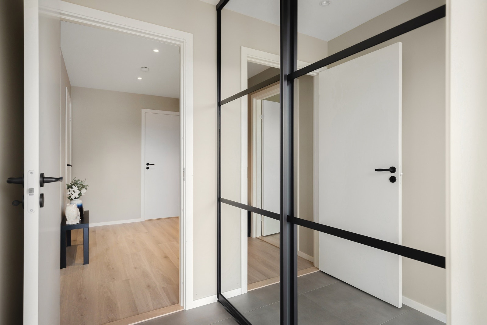 Flislagt entré med gulvvarme. Moderne skyvedørsgarderobe Galleribilde