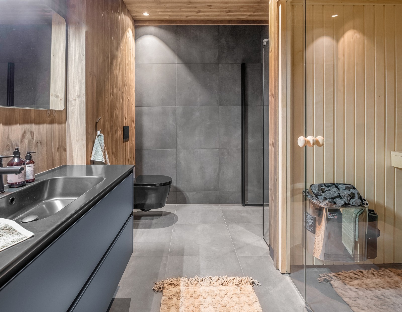 Leiligheten har et delikat bad innredet med flislagt gulv med varmekabler og tilgang til badstue. Galleribilde