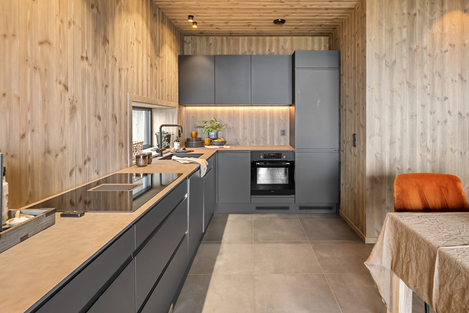 Kjøkkenet består av mørk kjøkkeninnredning, med laminat benkeplate. Galleribilde