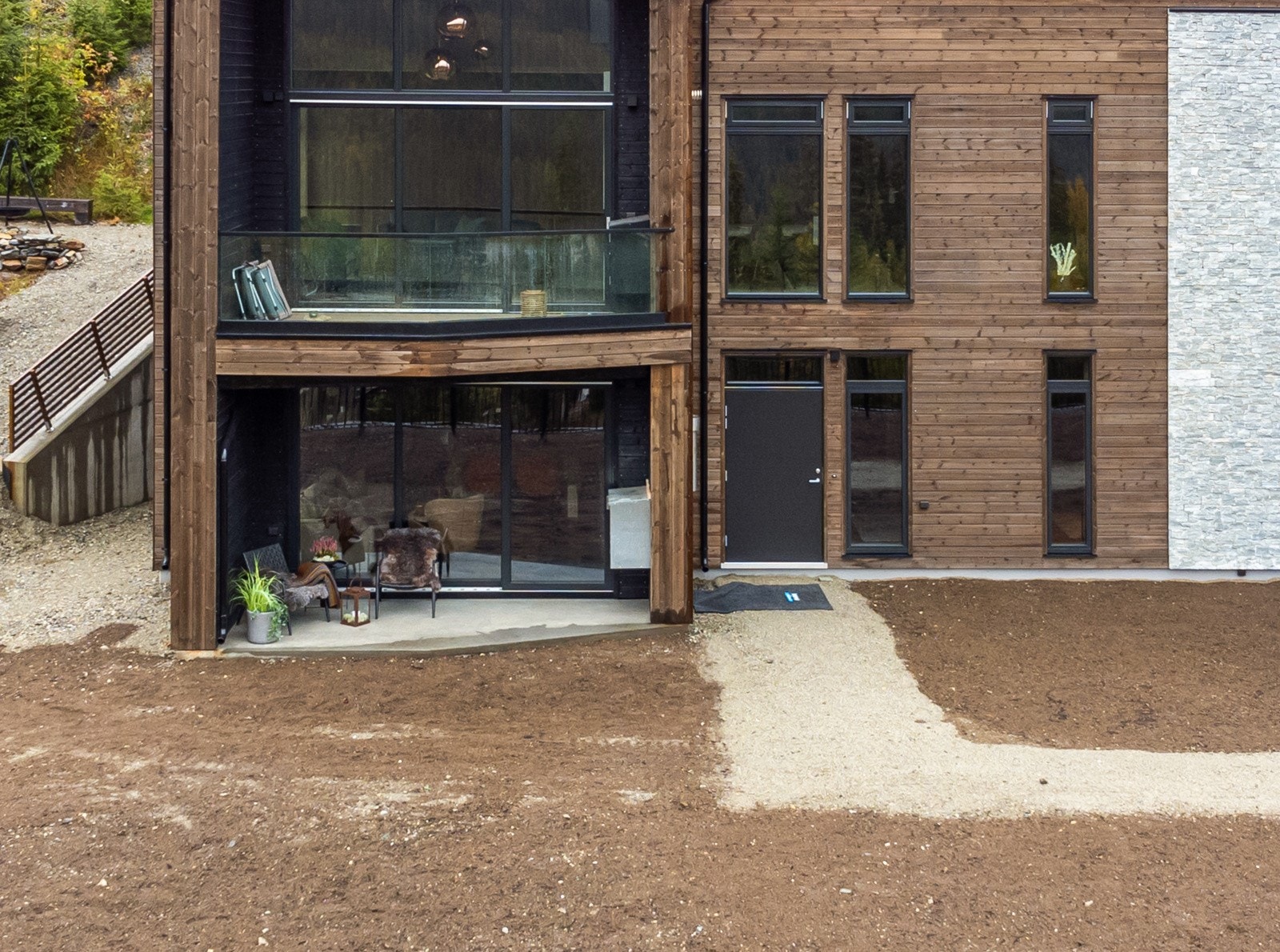 Det gjøres oppmerksom på at utearealet til leiligheten ikke er seksjonert som tilleggsdel til enheten og regnes derfor som fellesareal. Det påpekes at enheten ble solgt til dagens selger med tilhørende uteareal. Galleribilde