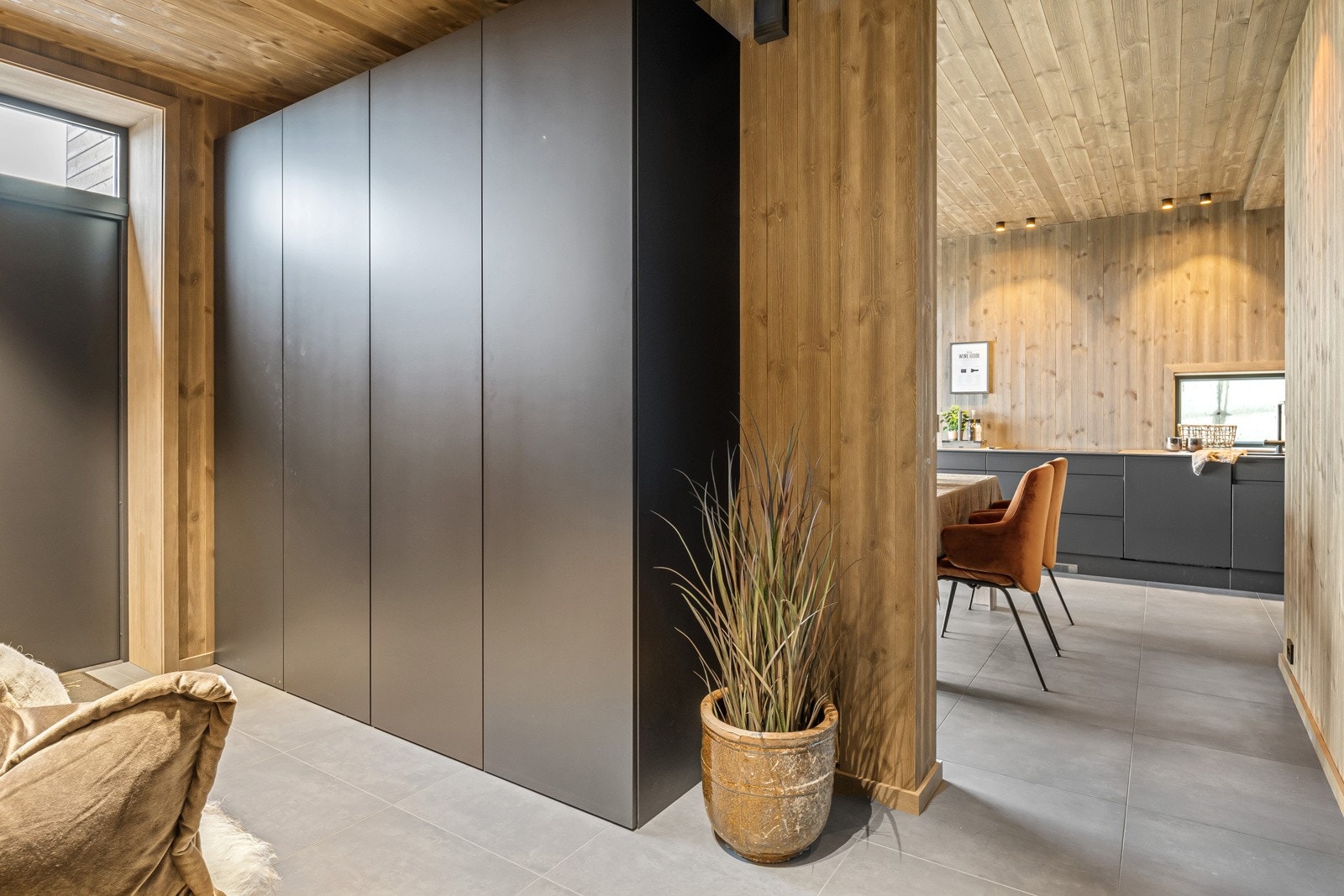 Entréen er lys og innbydende og gir et godt førsteinntrykk av leiligheten. Entréen består av flislagt gulv med gulvvarme og panel på vegg. Entréen er utstyrt med garderobeskap. Galleribilde