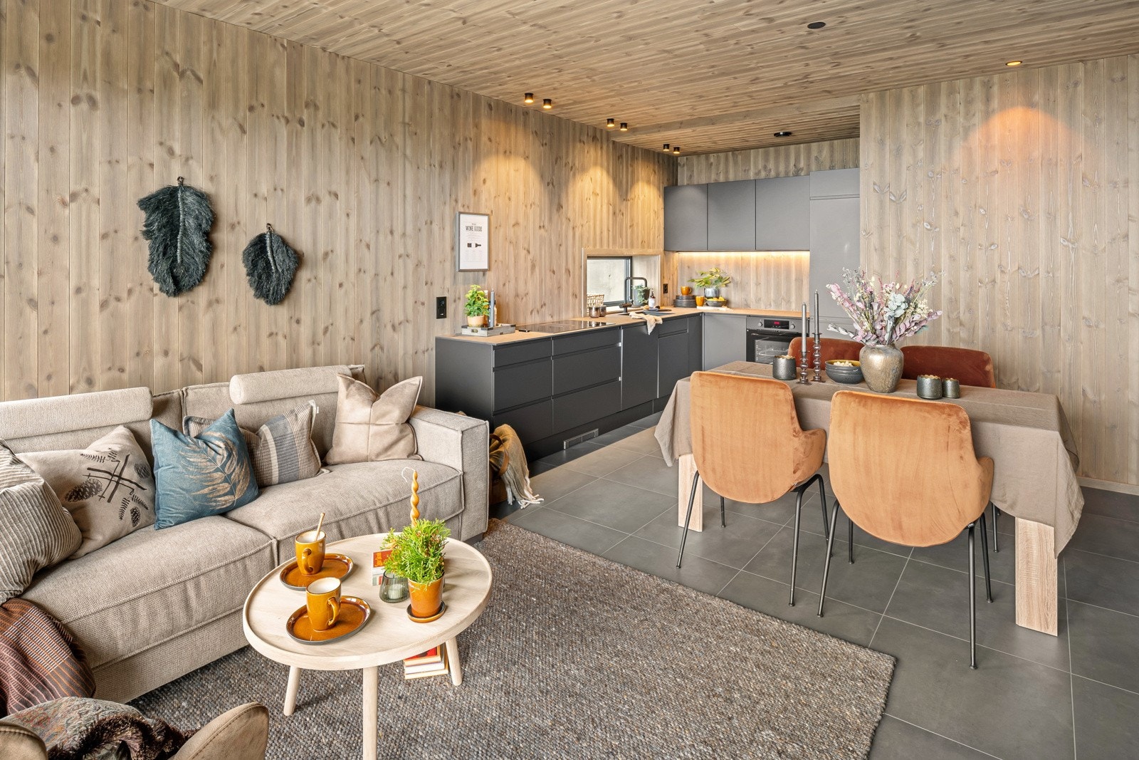 Leiligheten har en åpen stue- og kjøkkenløsning, med en praktisk utforming sm gjør den enkel å innrede. Galleribilde