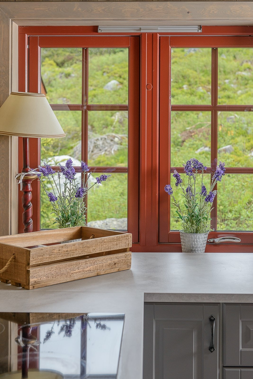 Hyggelig stemning ved kjøkkenbenken. Vindu gir godt lys inn. Galleribilde