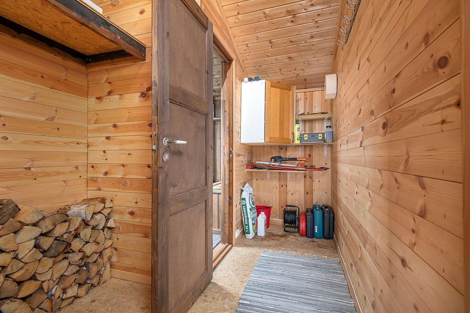 Romslig bod med egen utgang til terrasse. Galleribilde