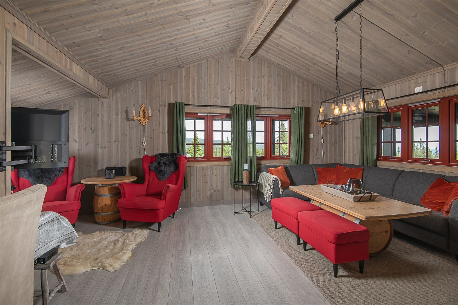 Fine møbleringsmuligheter. Fint lysinnslipp fra vinduer på flere av veggene. Galleribilde