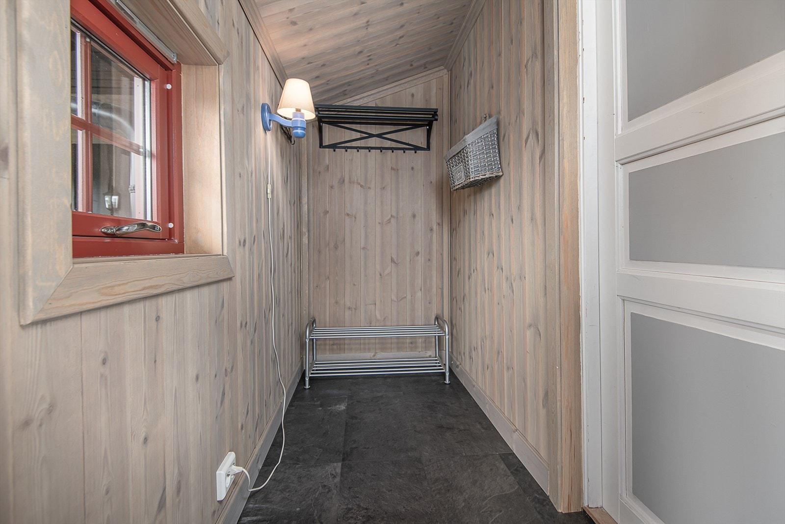 Gang med muligheter til å henge fra seg yttertøy og utstyr. Galleribilde