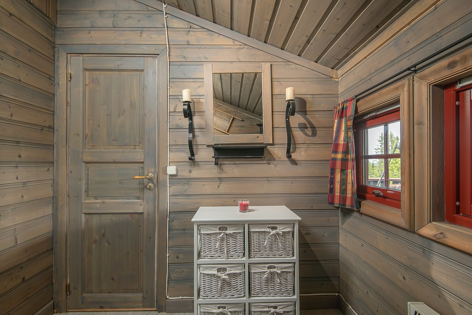 Gjenomført stil der vegger, tak og dør er beiset i samme fargetone. Galleribilde