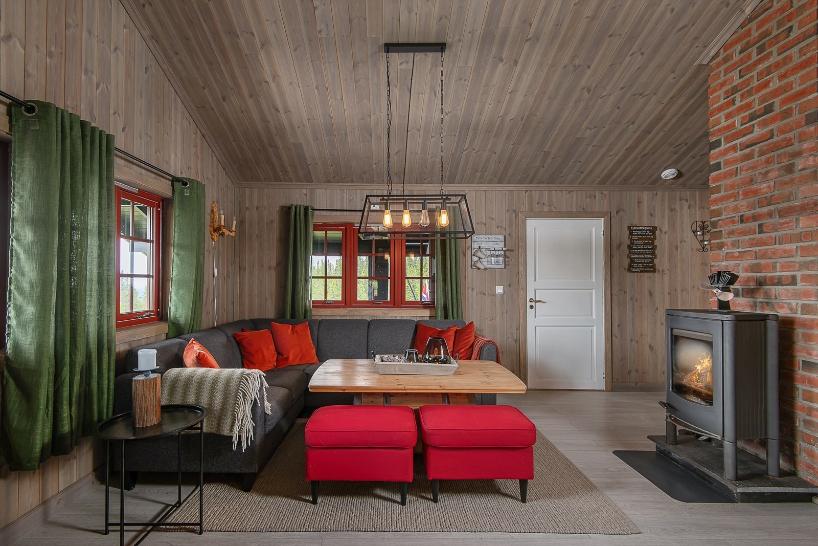 Hytta har både fått endret planløsning og en modernisert standard med ny panel på vegger og i tak, samt nytt gulv. Galleribilde