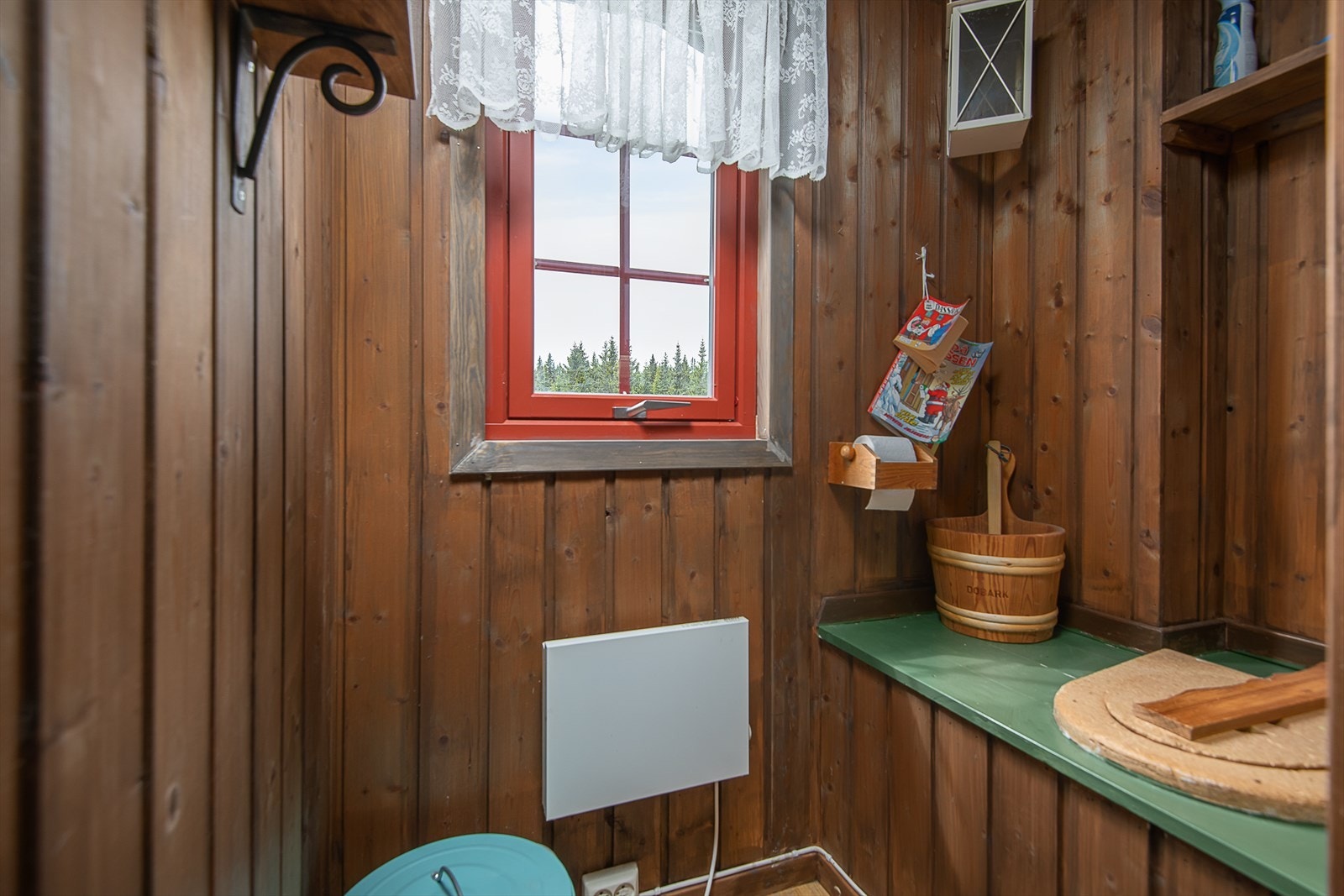 Utedo med adkomst fra boden. Galleribilde