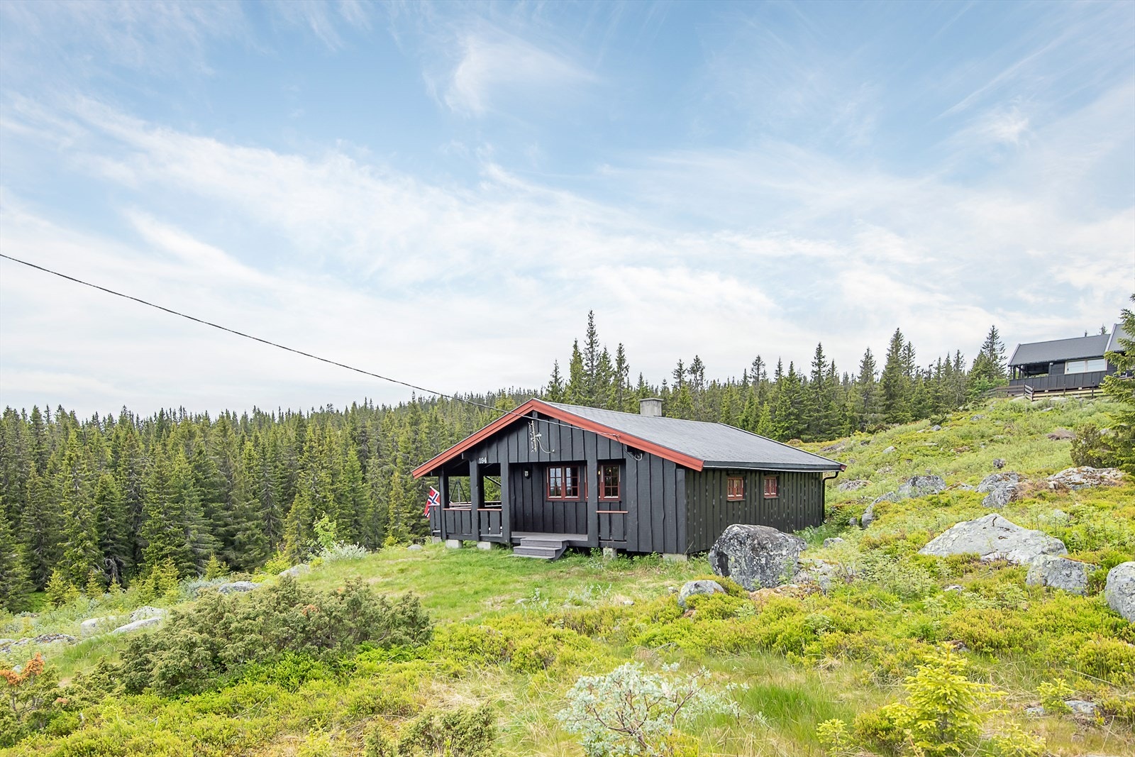 Etablert hytteområde, men forholdsvis skjermet for innsyn. Her har du tilgang til oppkjørte skiløyper vinterstid og et flott turterreng om sommeren. Galleribilde