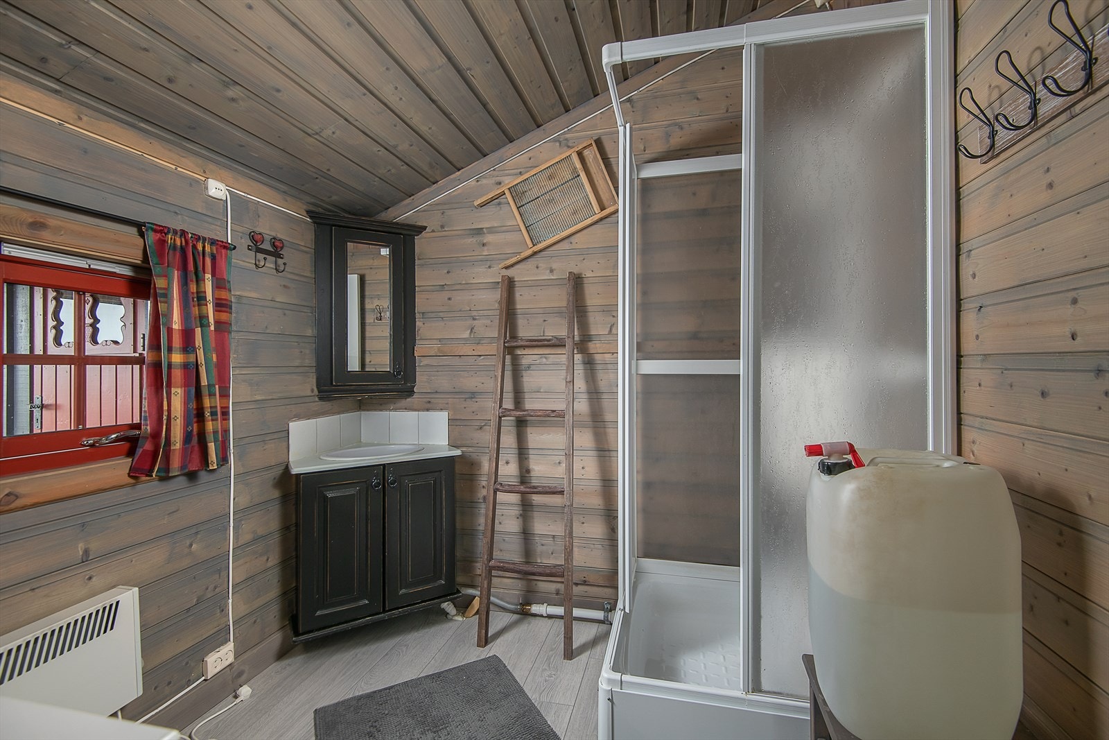 Delikat og funksjonelt baderom med hyttedusj og servant. Galleribilde