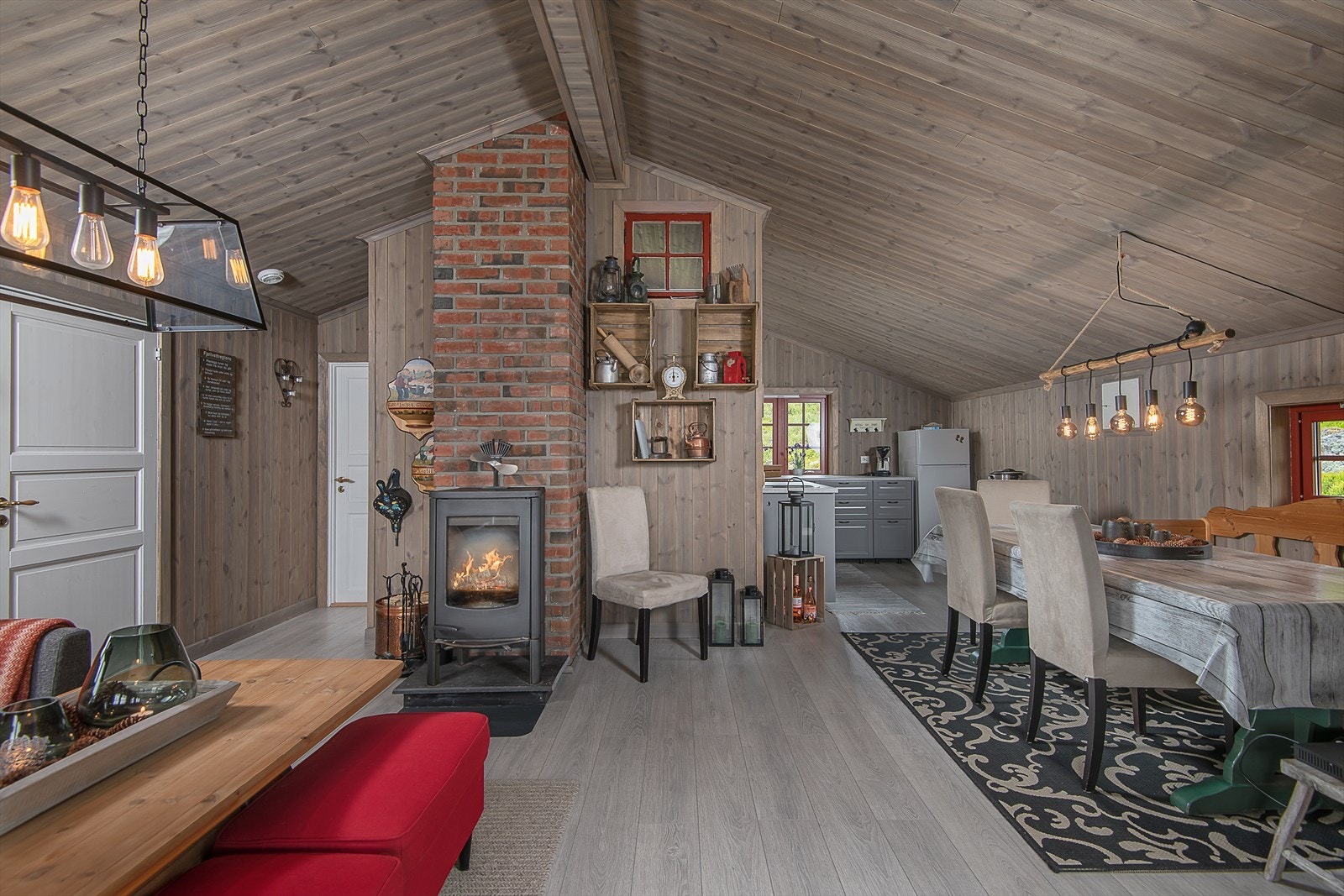 Forholdsvis åpen løsning mellom stue og kjøkken. God god plass til langbordet. Galleribilde