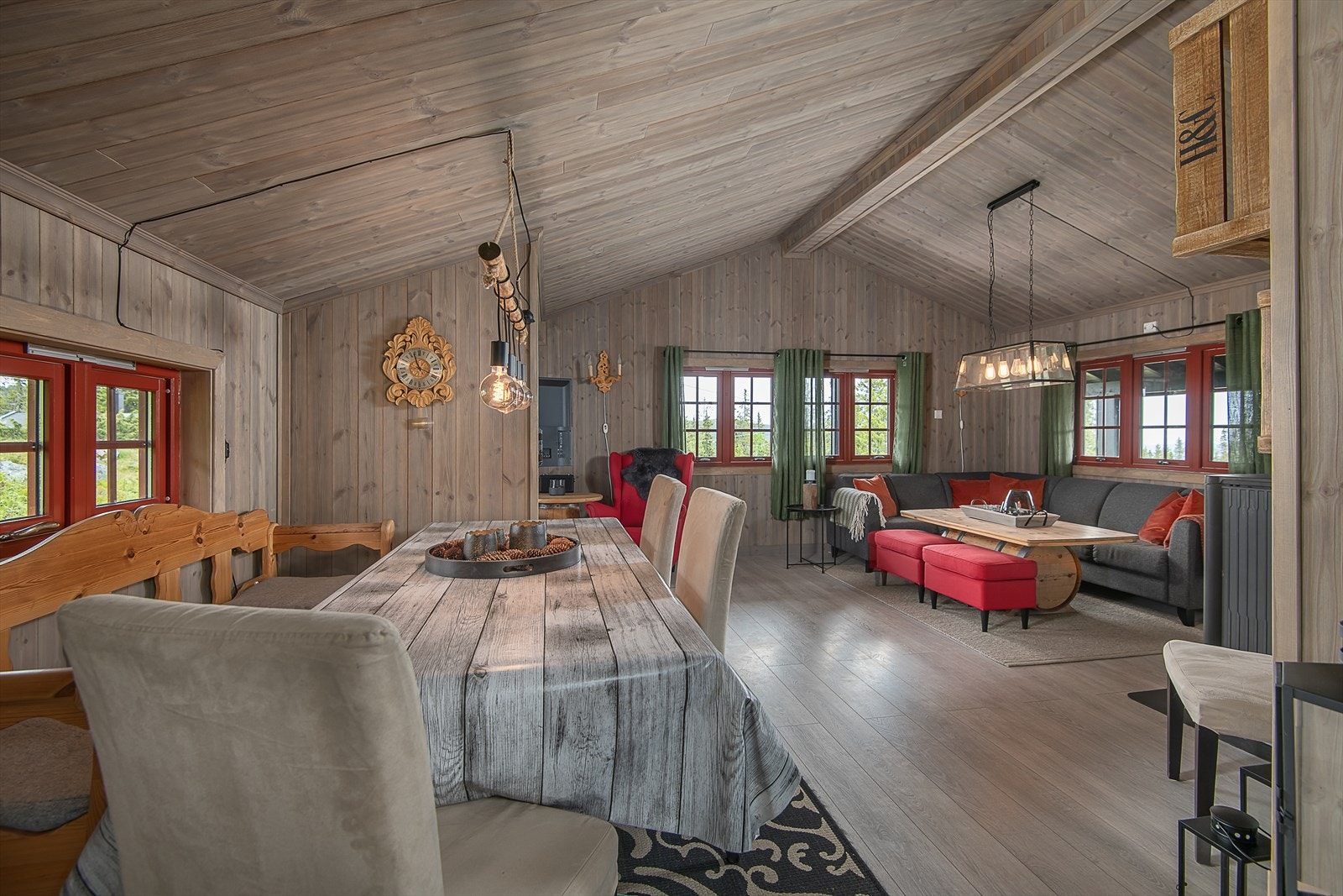 Lunt og innbydende oppholdsrom med god takhøyde. Galleribilde