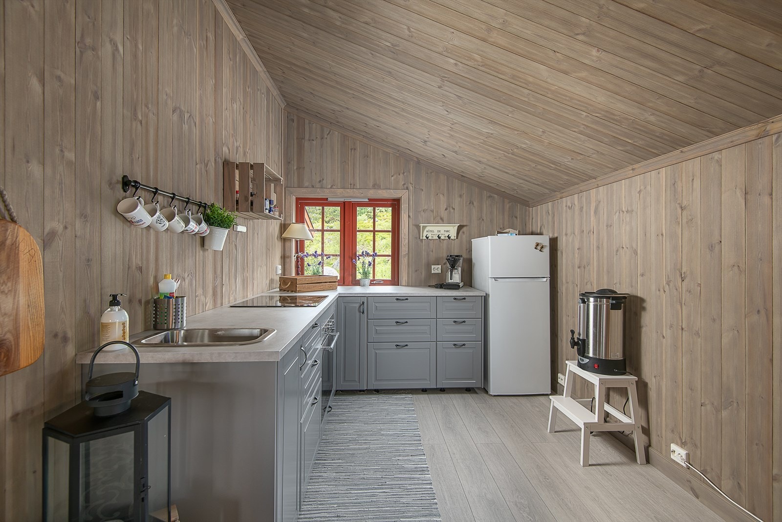 Praktisk og delikat kjøkken der innredning har farge i tidløs og pen gråtone. Galleribilde