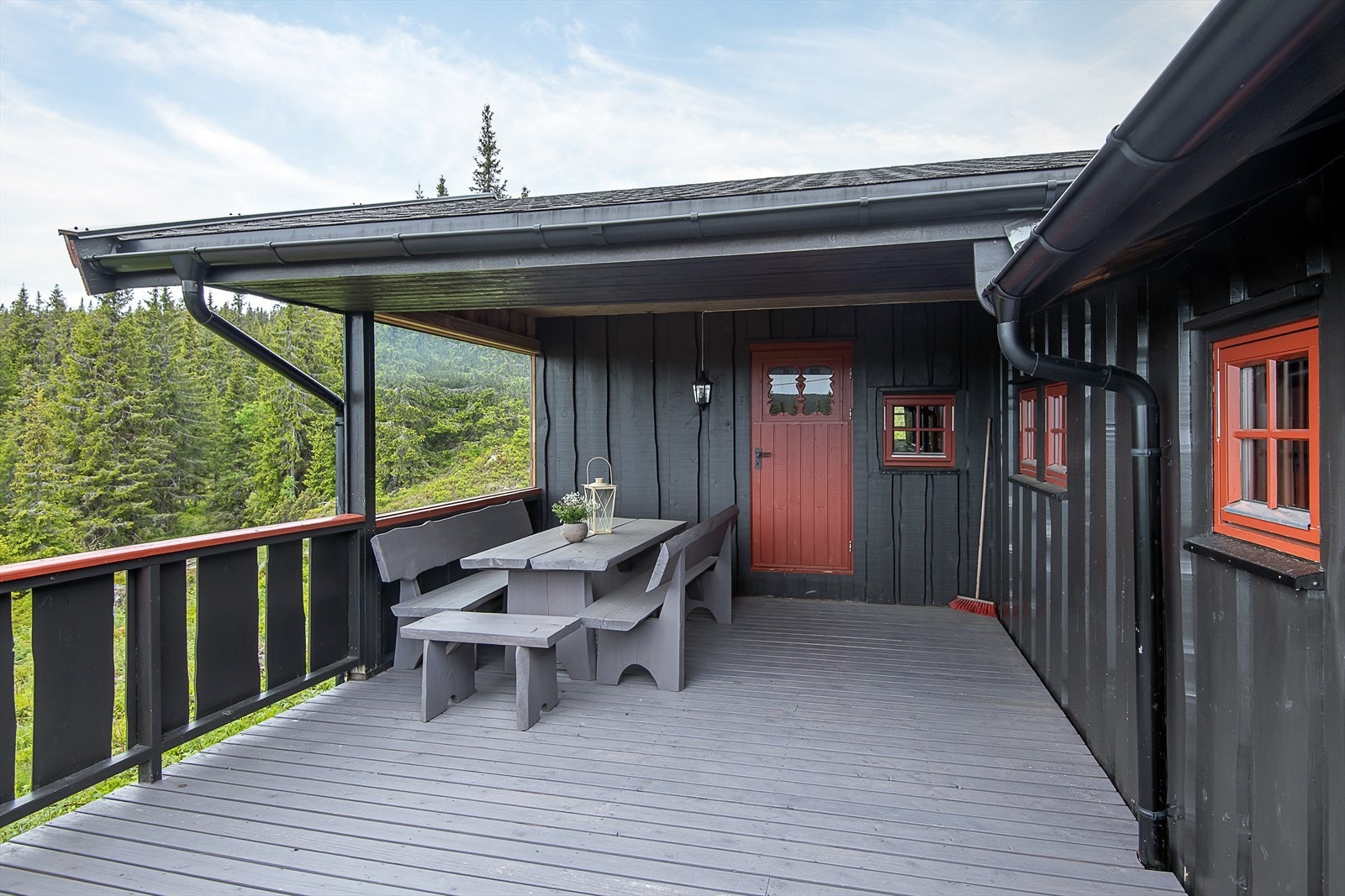 Lun og fin plass under tak. Galleribilde