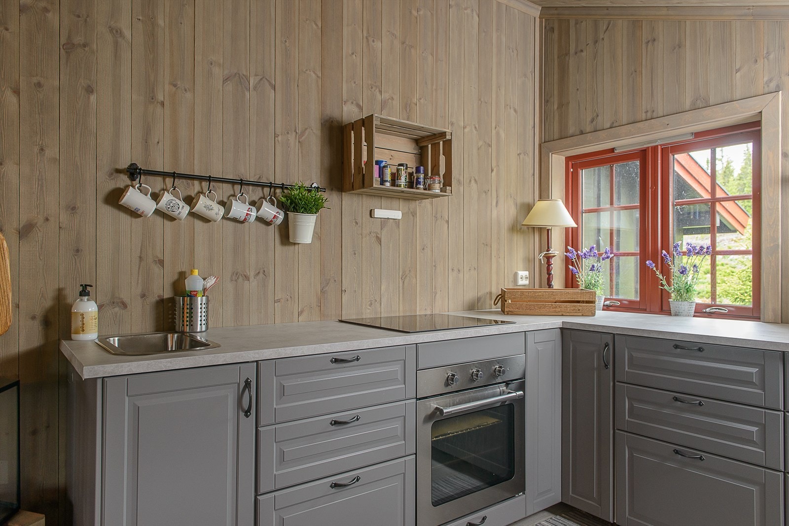 Integrert komfyr. Skap og skuffer for oppbevaring. God benkeplass. Frittstående kjøleskap. Galleribilde